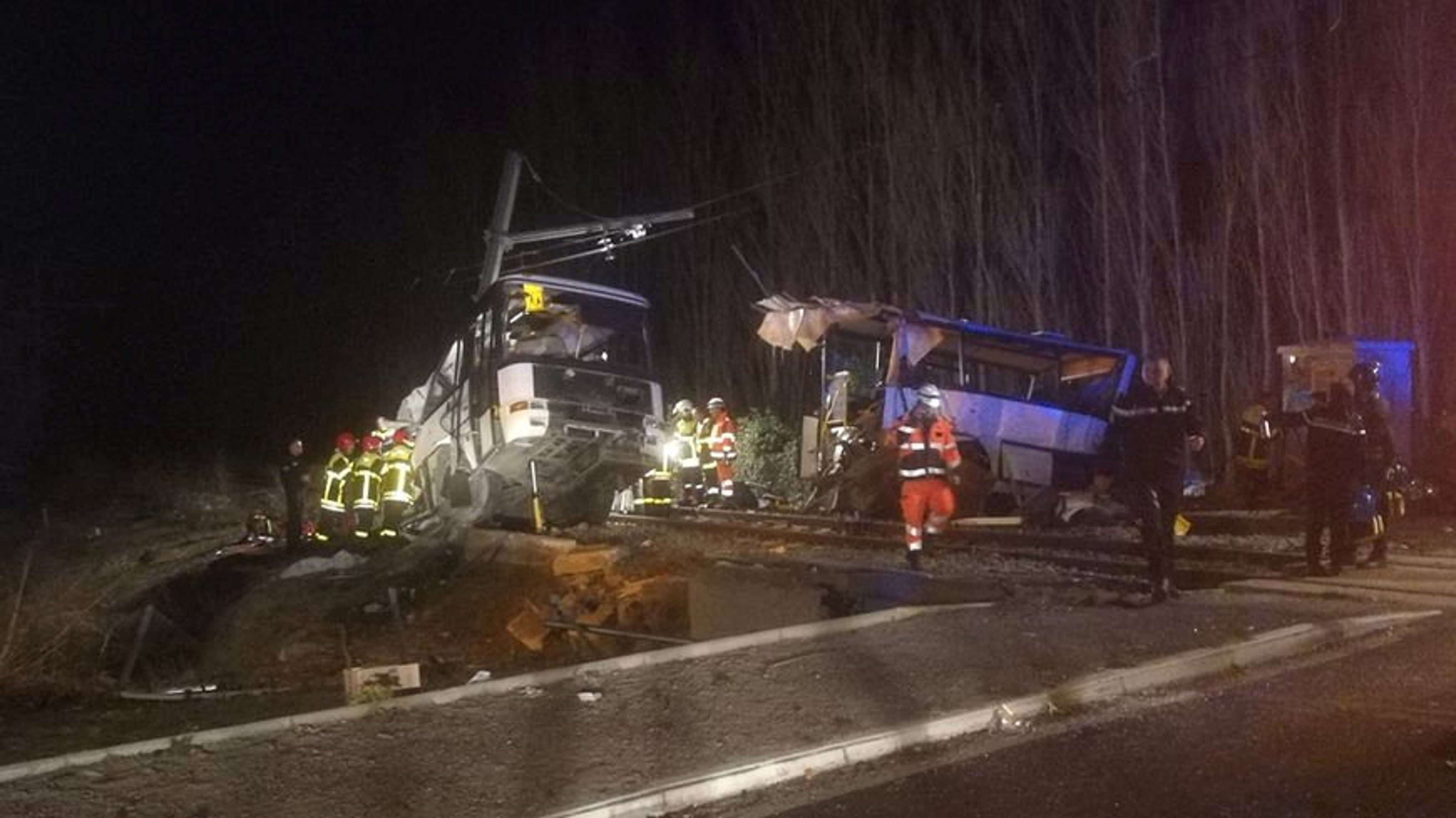 Al menos cuatro muertos al embestir un tren a un autobús escolar cerca de Perpinyà