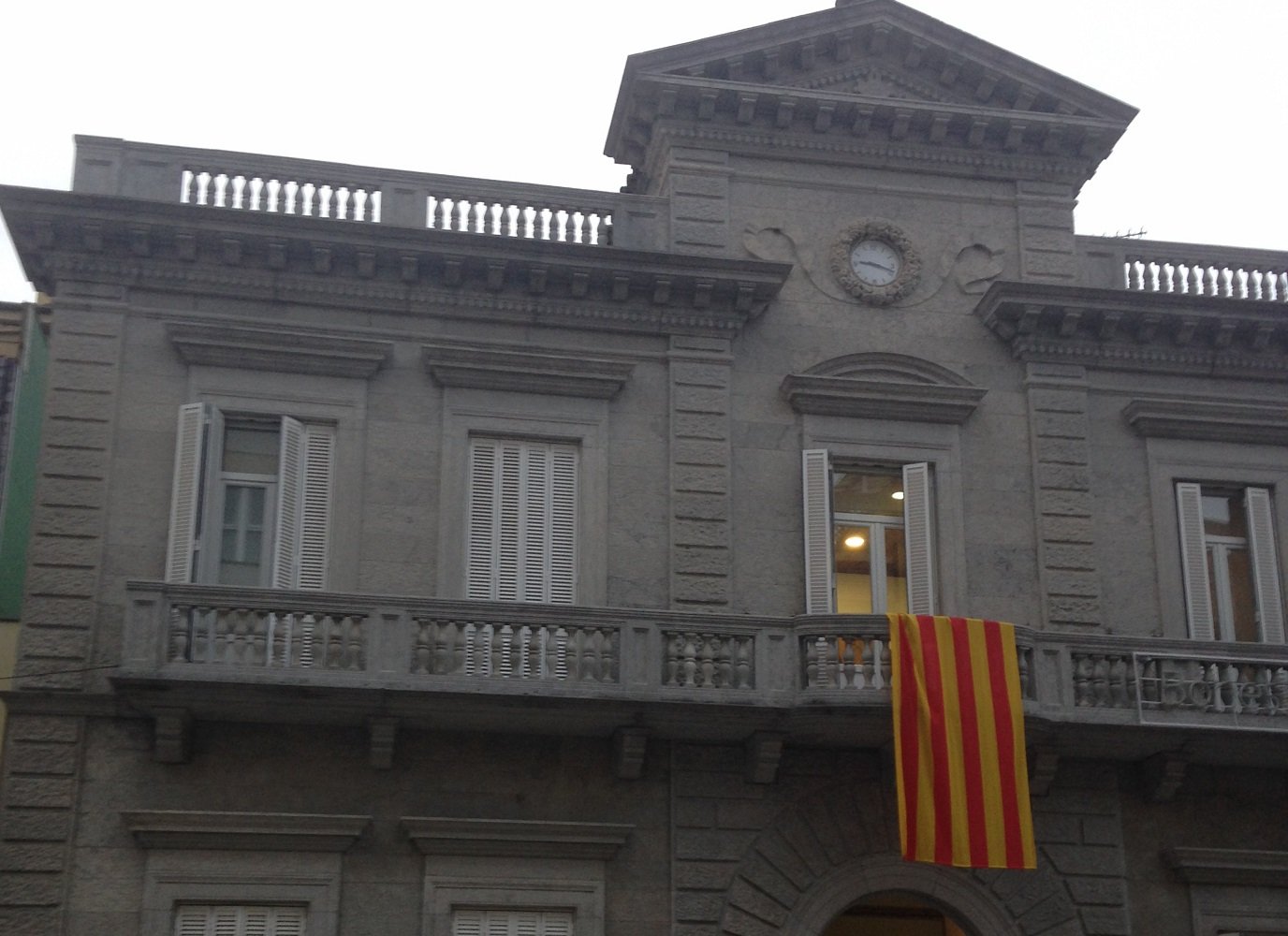 El Ayuntamiento de Banyoles retira la pancarta por la libertad de los presos políticos