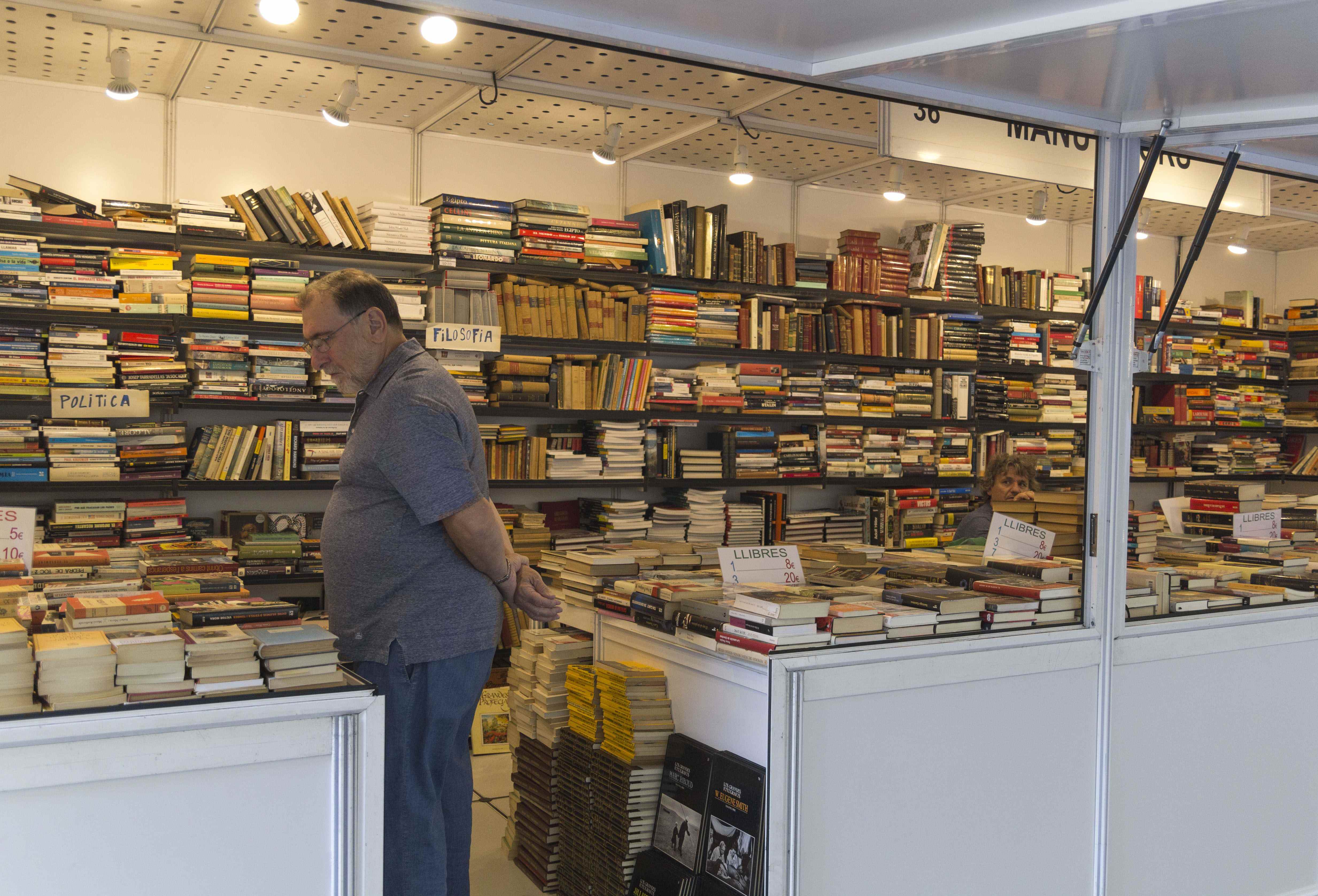 Llibres d'ocasió per triar al Passeig de Gràcia