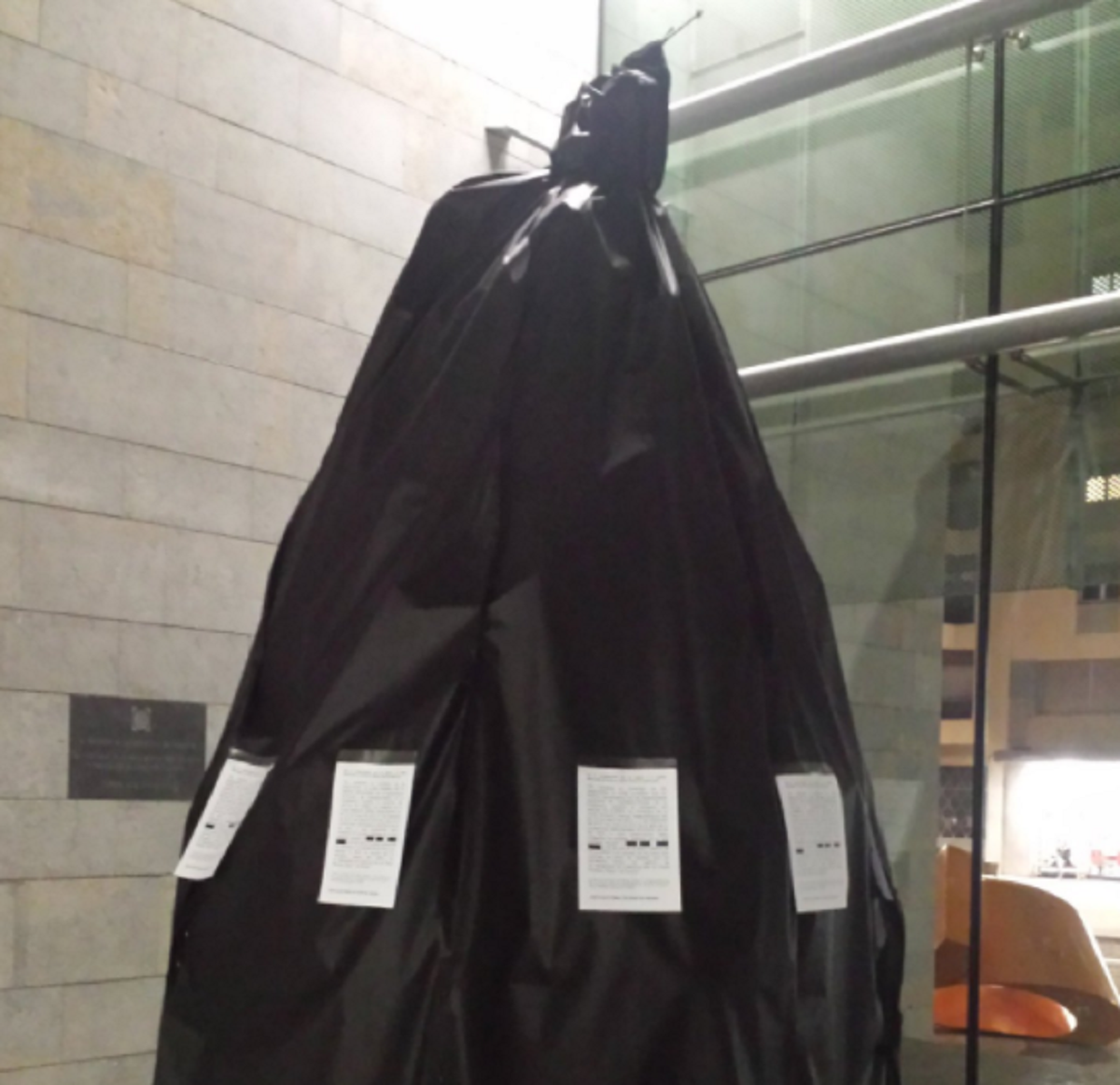 Visten de negro el árbol de Navidad de la Generalitat de Girona por una denuncia de Cs