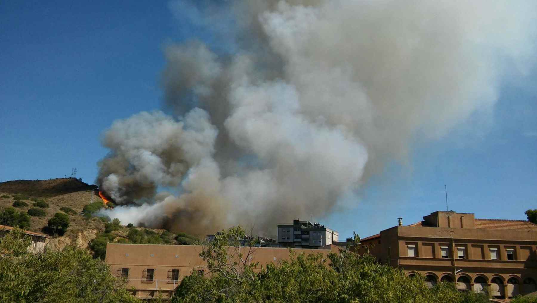 El fuego de Collserola, controlado después de quemar 18 hectáreas
