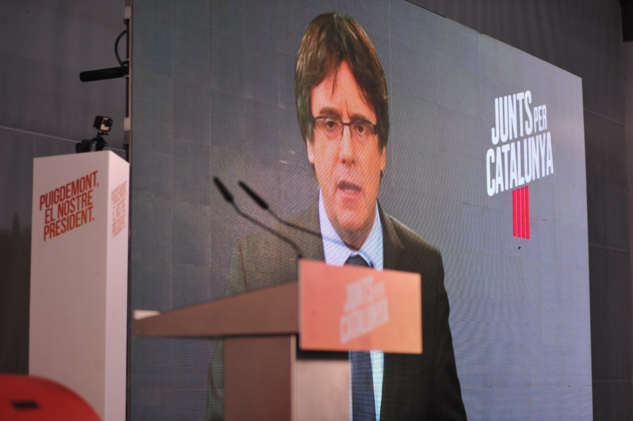 Puigdemont denuncia la represalia contra Sànchez y llama a "rebelarse"