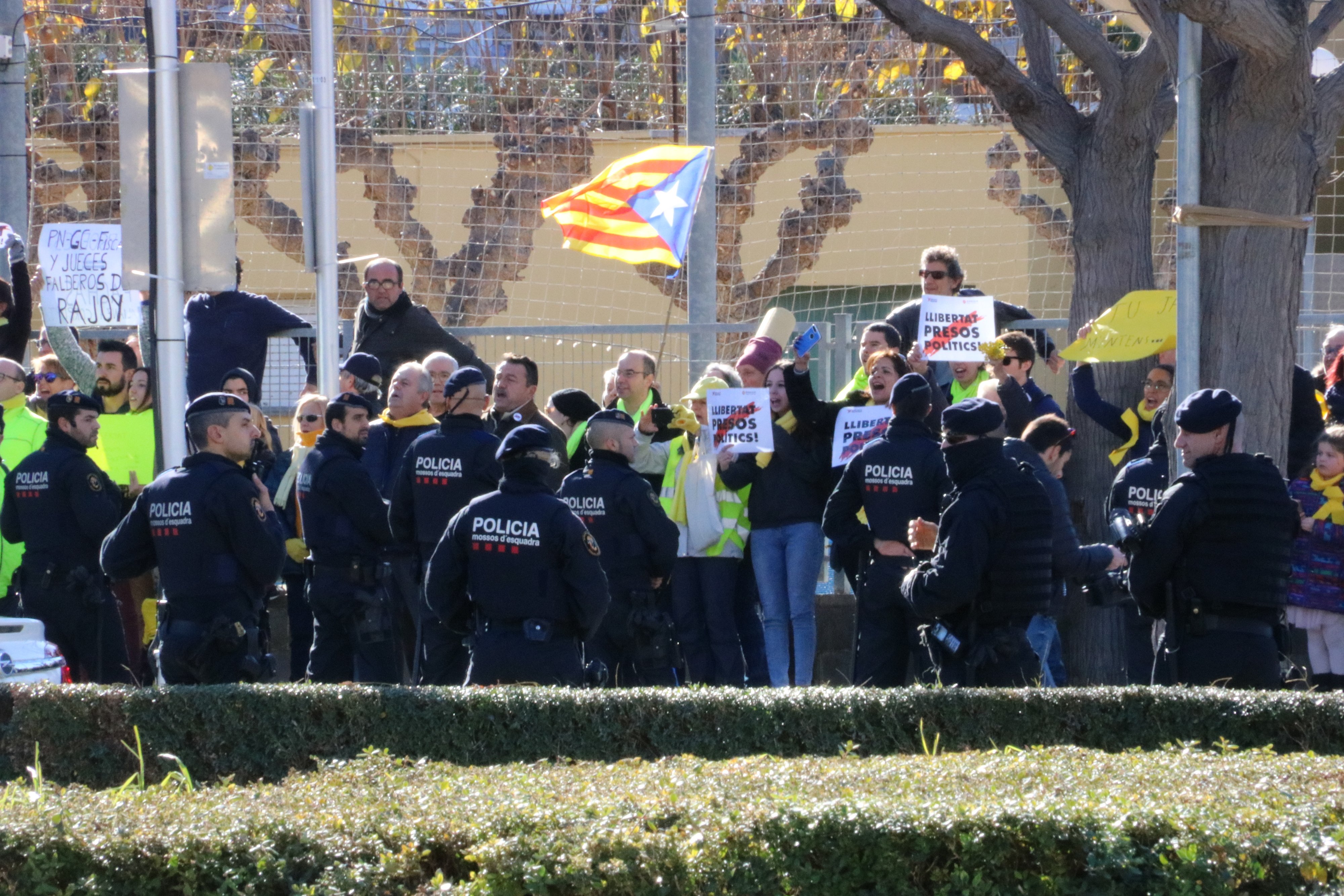 Unas 200 personas protestan a las puertas del mitin de Rajoy i Albiol en Salou