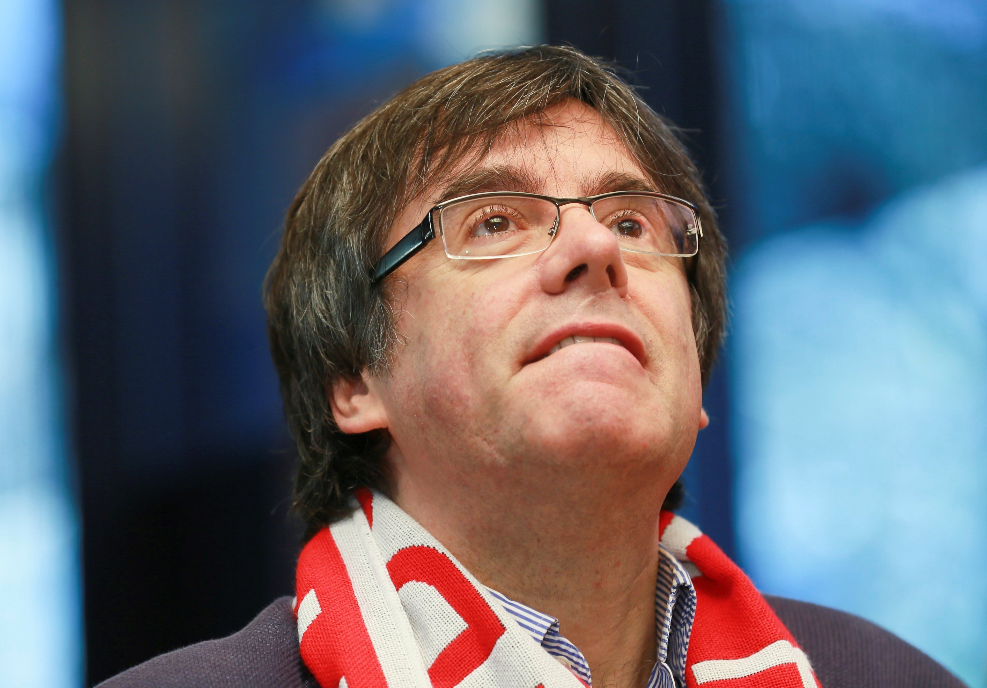 Carles Puigdemont consola l'afició del Girona