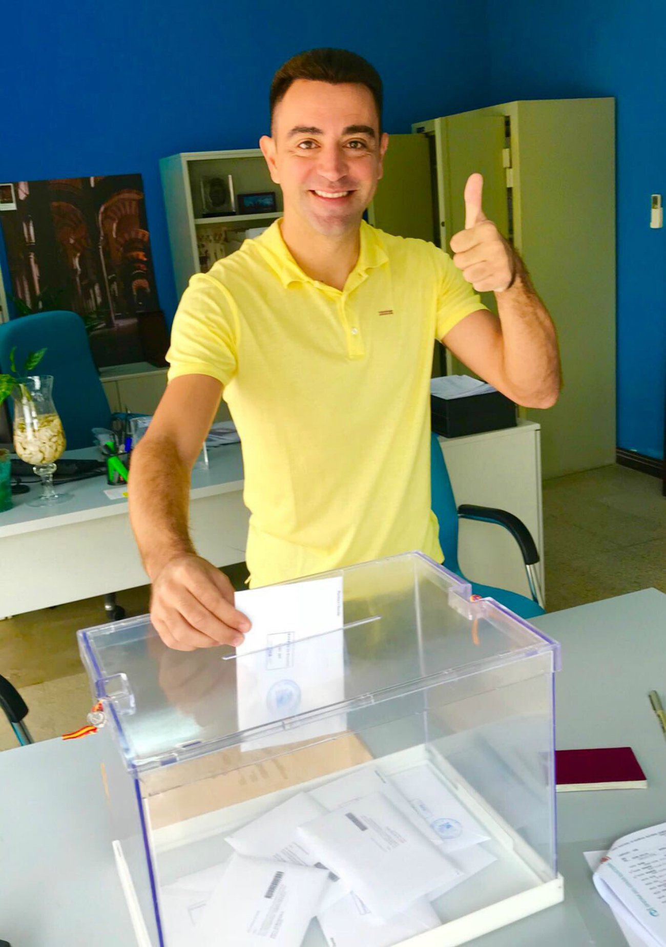 Xavi vota a les eleccions del 21-D amb una samarreta groga