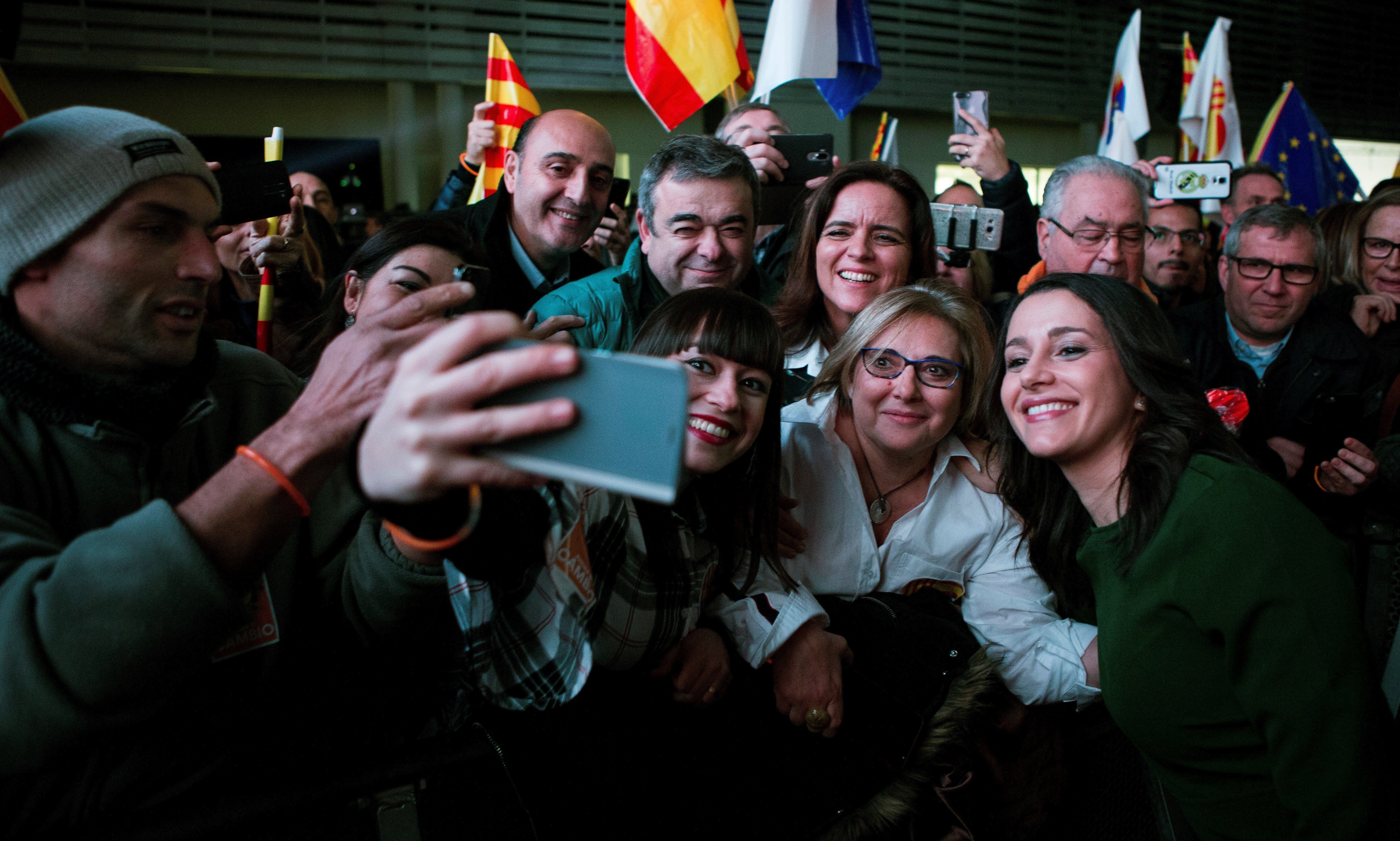 Desembarque masivo de Cs de todo el Estado en el mitin central de Arrimadas