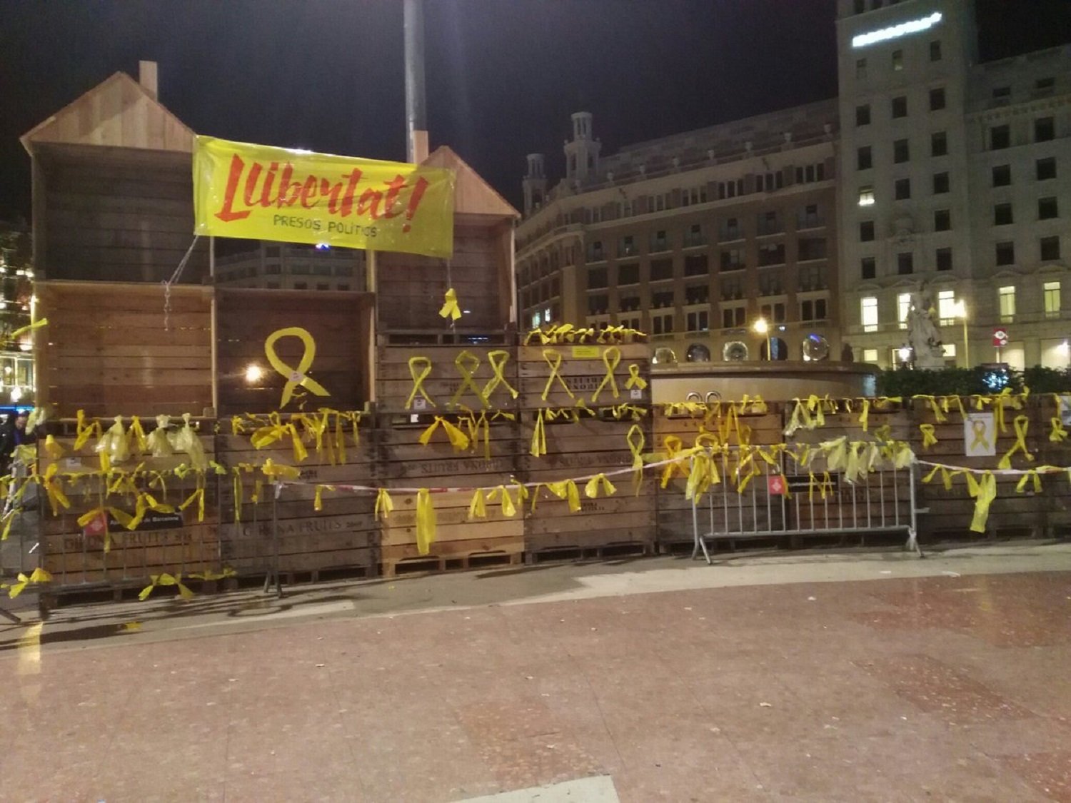 Un grupo de personas llevan dos noches acampados en la plaça de Catalunya por los presos