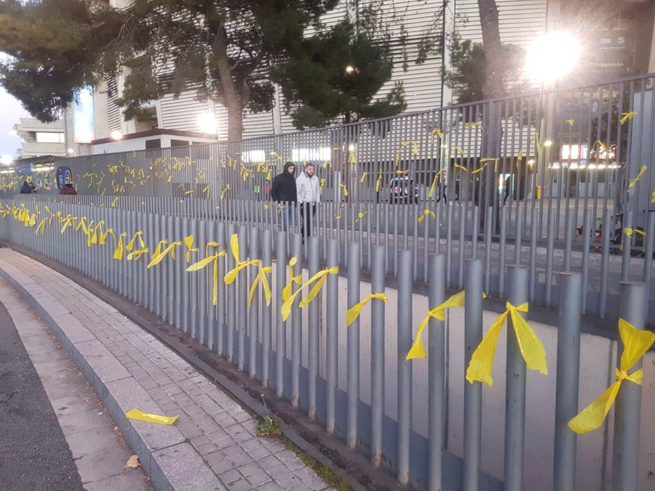 El cónsul de Perpinyà hace constar como incidencia el lazo amarillo de los votantes