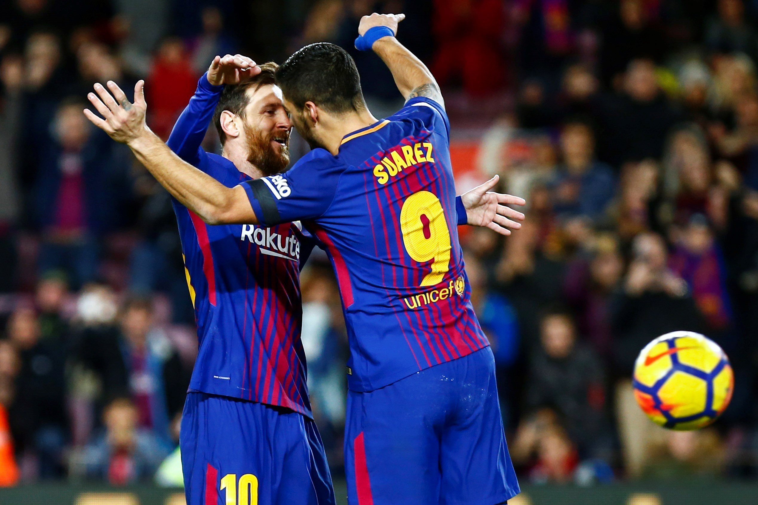 El Barça supera al Deportivo con dobletes de Suárez y Paulinho