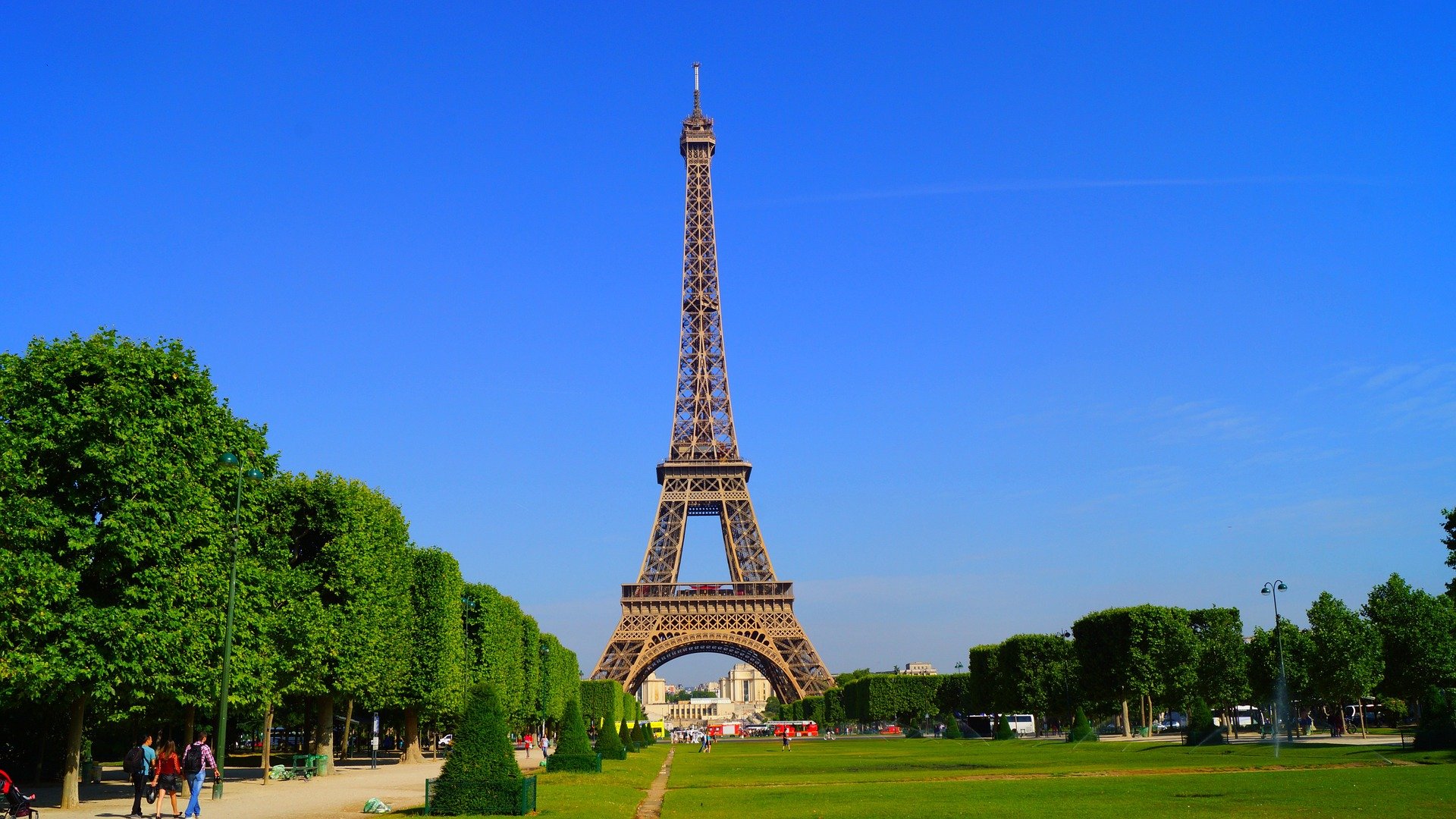 Terroristas del atentado de Barcelona grabaron la Torre Eiffel y prometieron sufrimiento