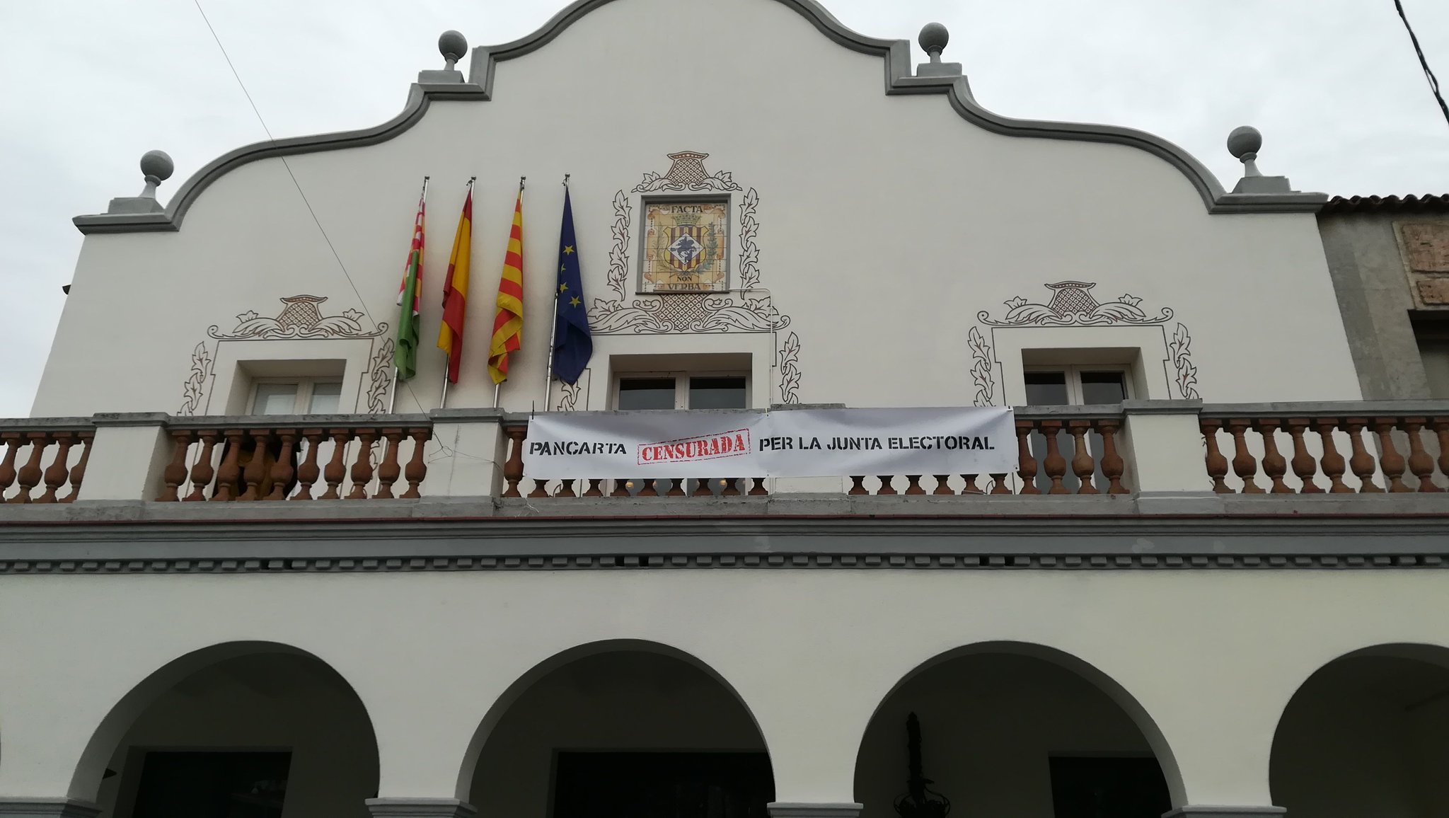 Cerdanyola denuncia la censura de la Junta Electoral con una pancarta en el Ayuntamiento