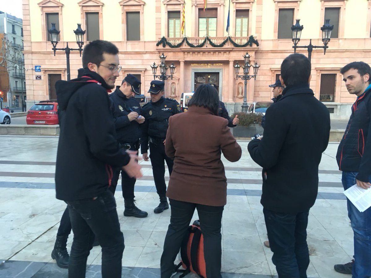 La policia obliga Boya a identificar-se mentre feia un acte de campanya de la CUP al carrer