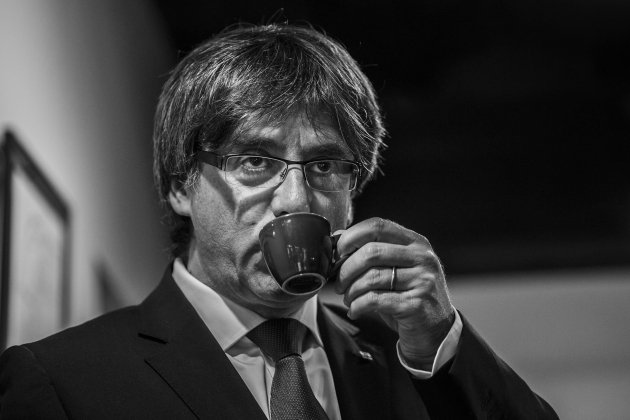 Carles Puigdemont cafè BN - Sergi Alcazar