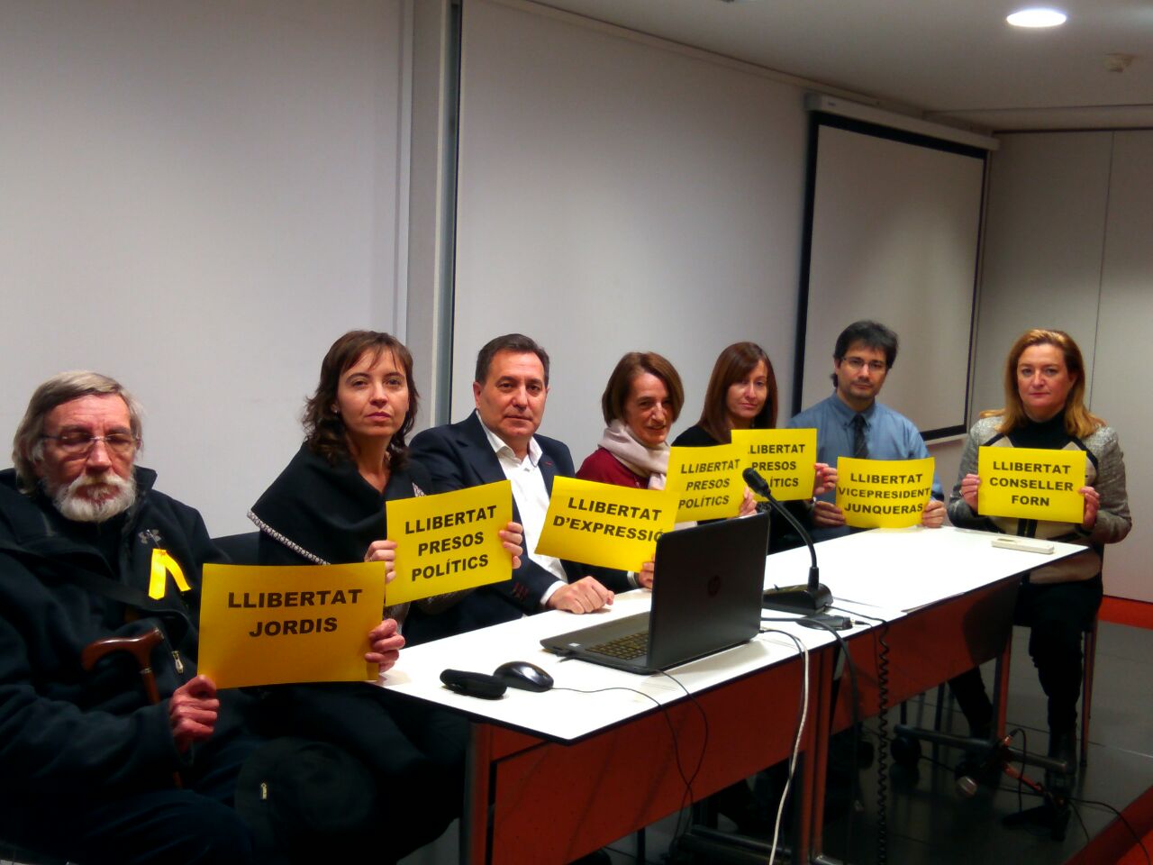 Los abogados de Lleida denuncian la cruzada de la Junta Electoral contra el color amarillo