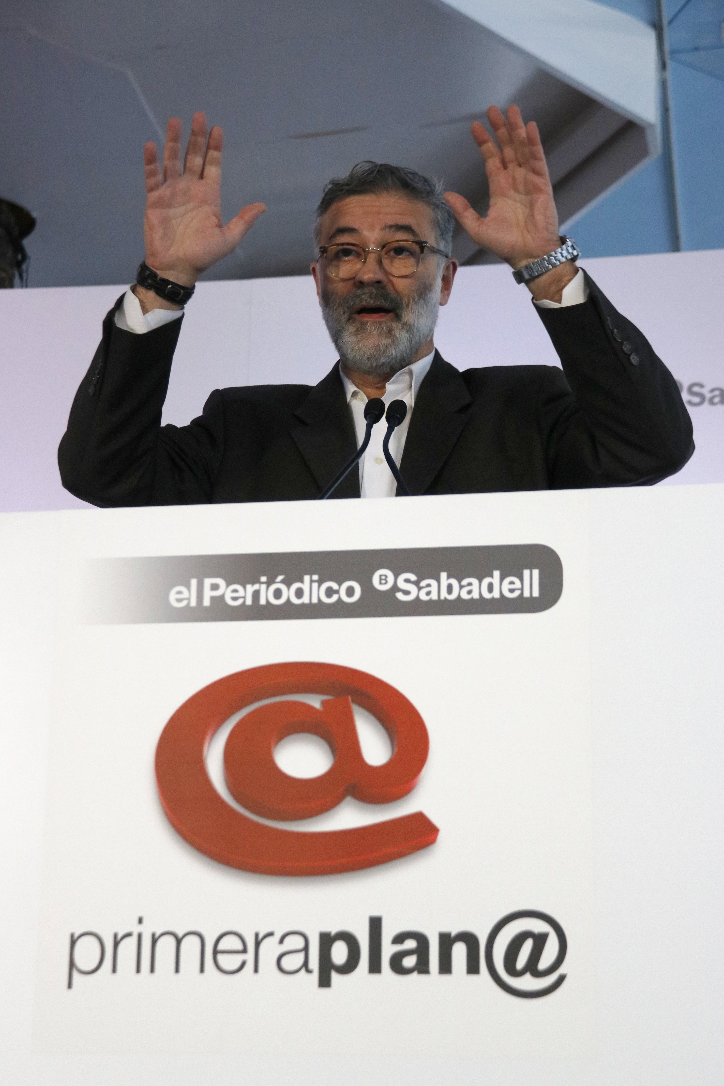 VÍDEO: La mujer que destroza carteles de la CUP a plena luz del día