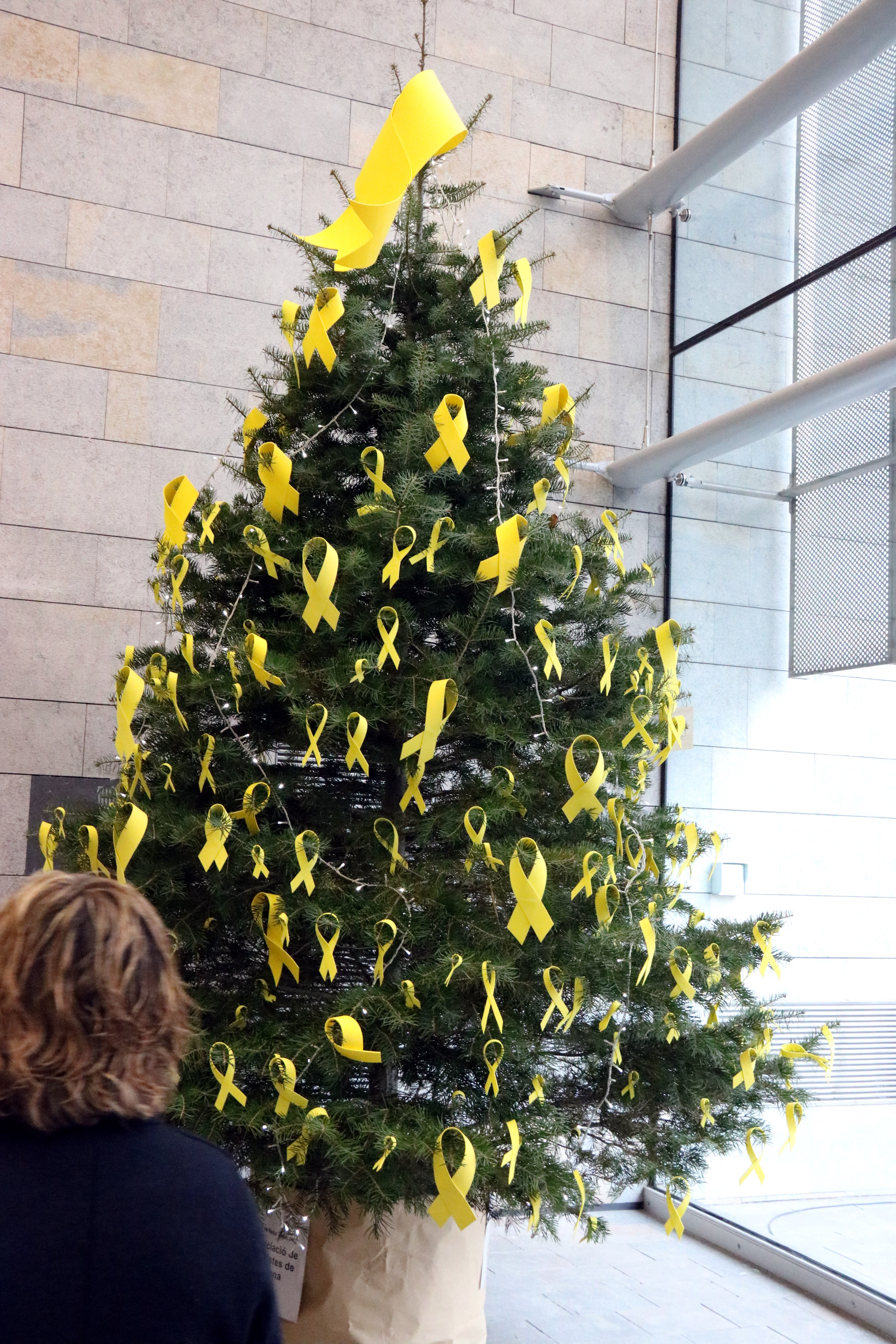 Un árbol de Navidad de cuatro metros recordará a los presos políticos en el Raval