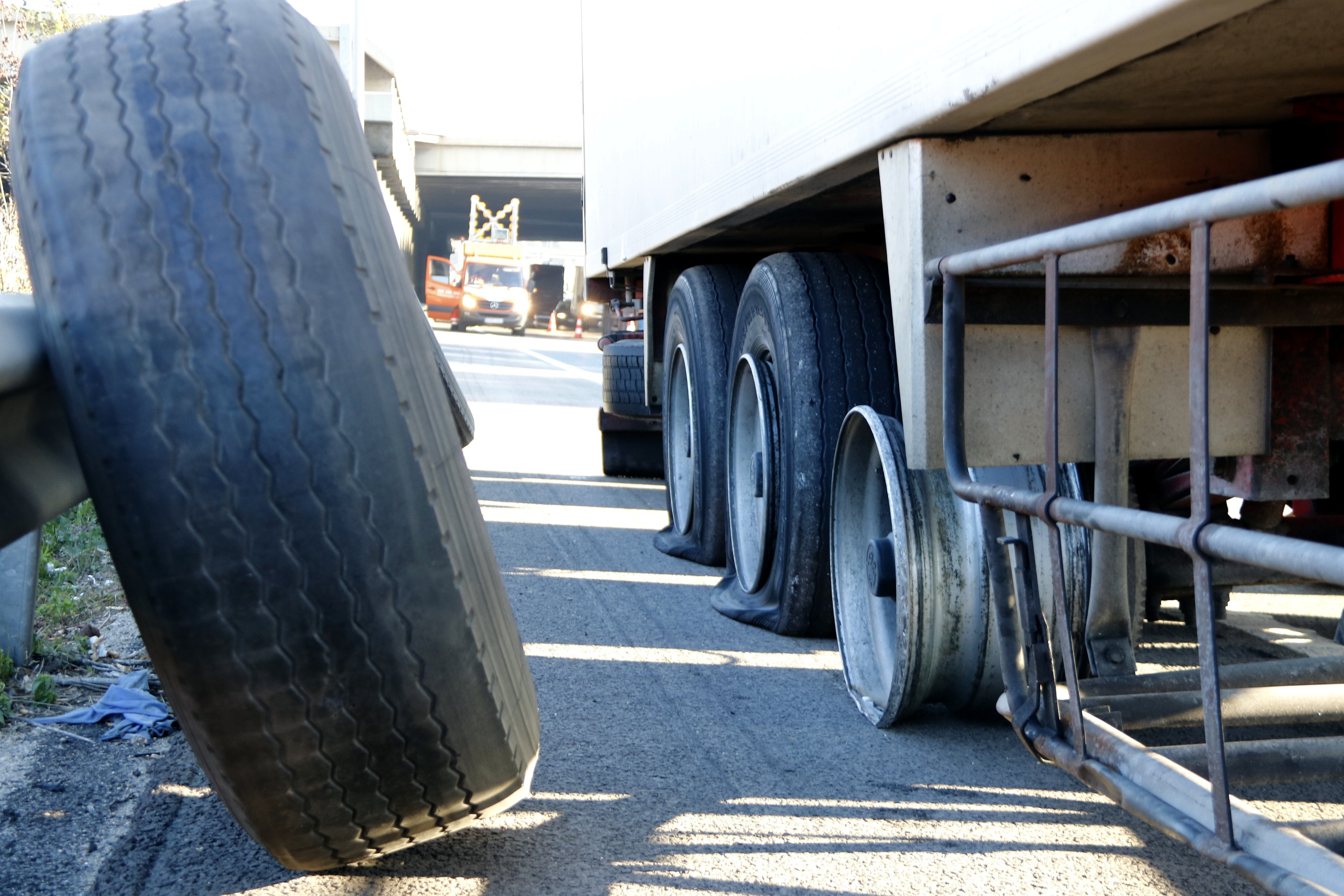Detingut un mosso fora de servei per punxar les rodes dels camions a l'AP-7