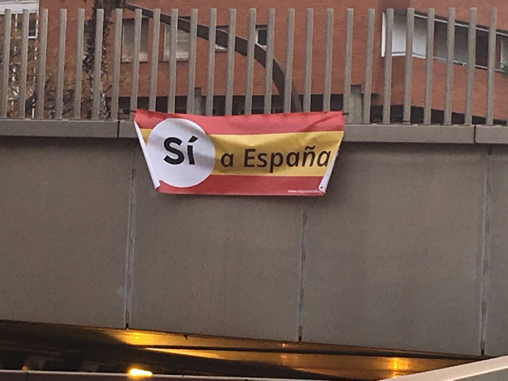 Barcelona se despierta con banderas de España en el día de reflexión (y tapando señales de tráfico)