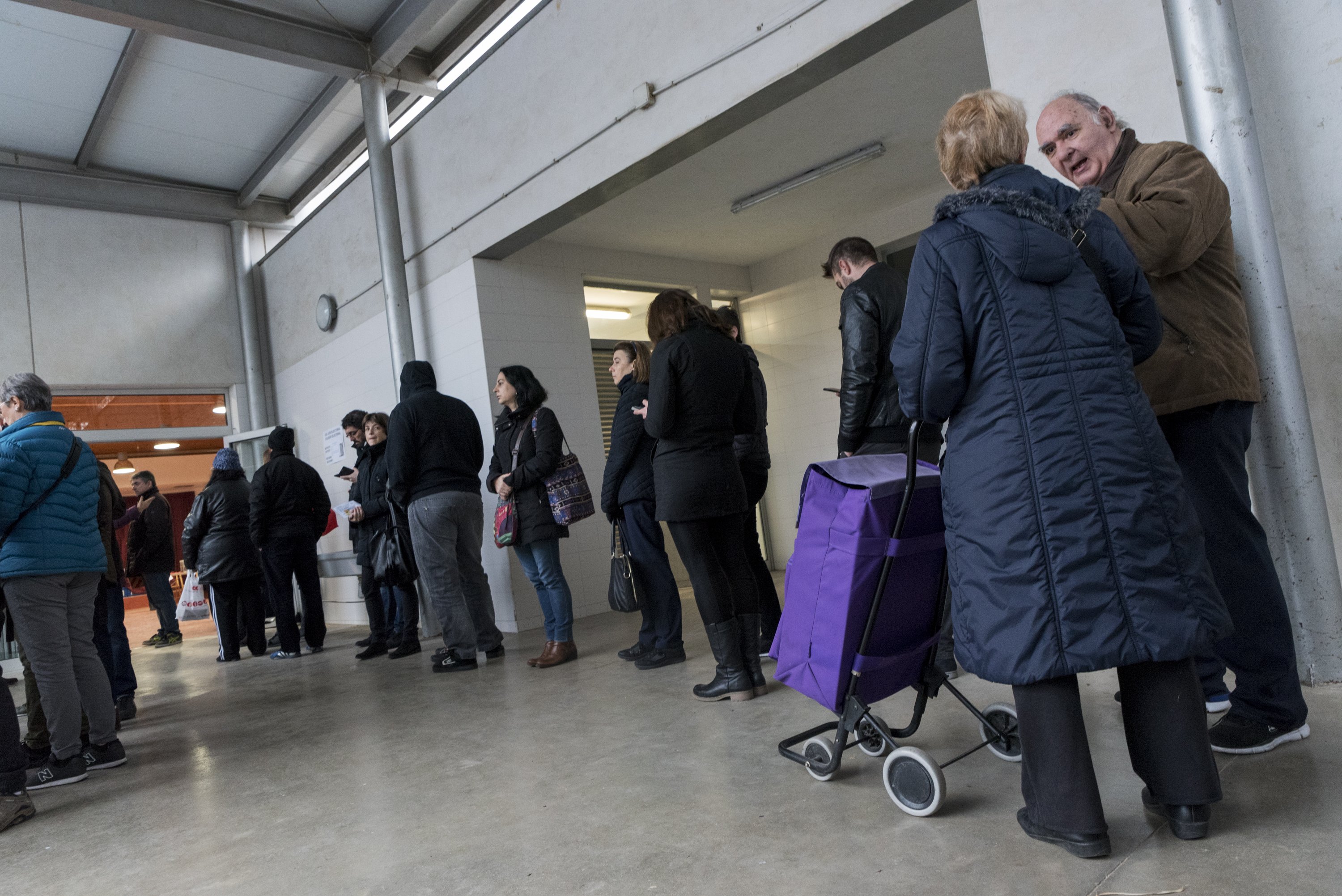 Colas para ir a votar a primera hora