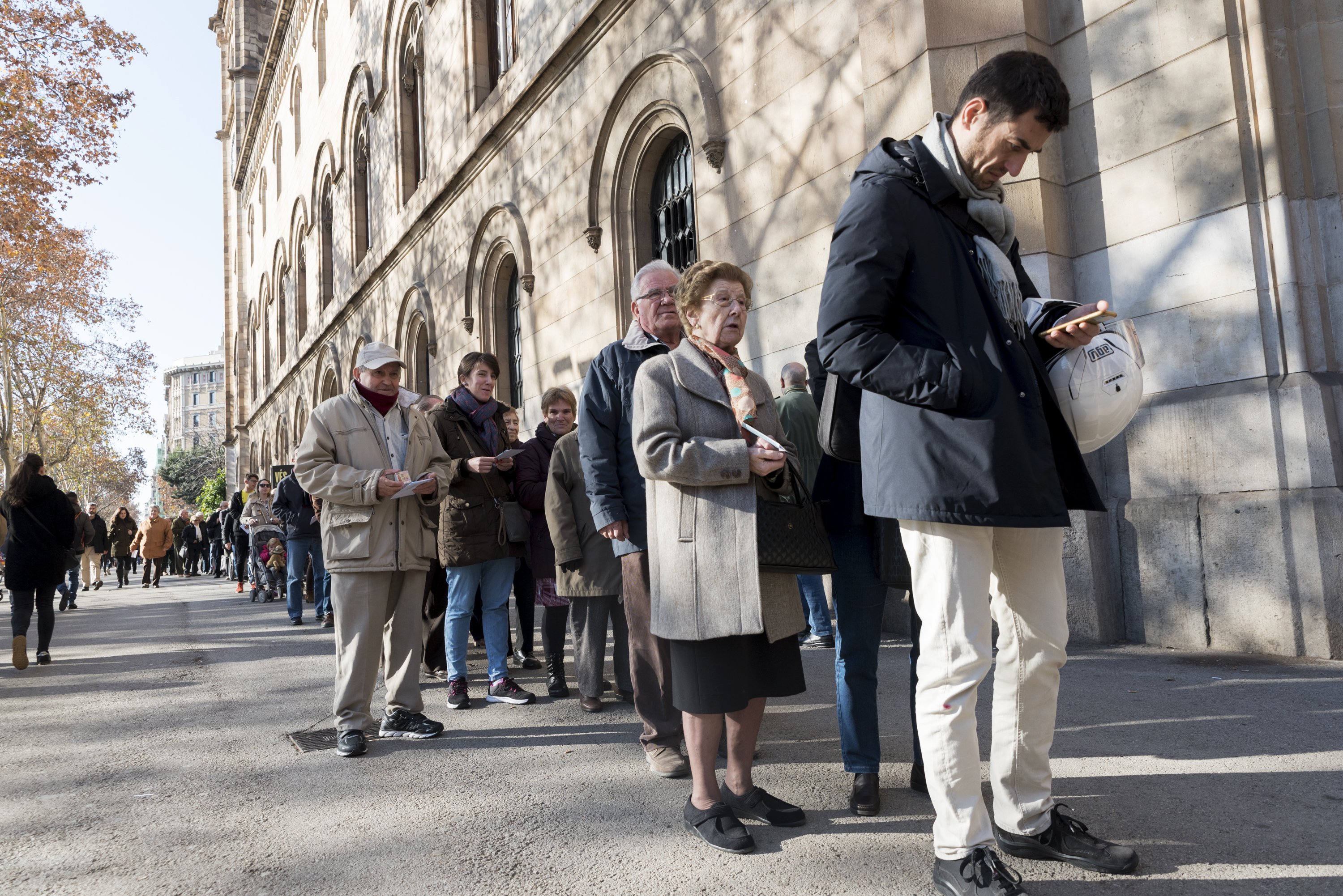 Un 67,96% del censo ya ha votado hasta las 18 horas, casi cinco puntos más que el 27-S