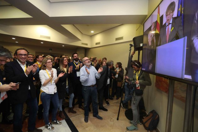 Puigdemont se sienta Juntos para|por Cat elecciones 21-D - EFE