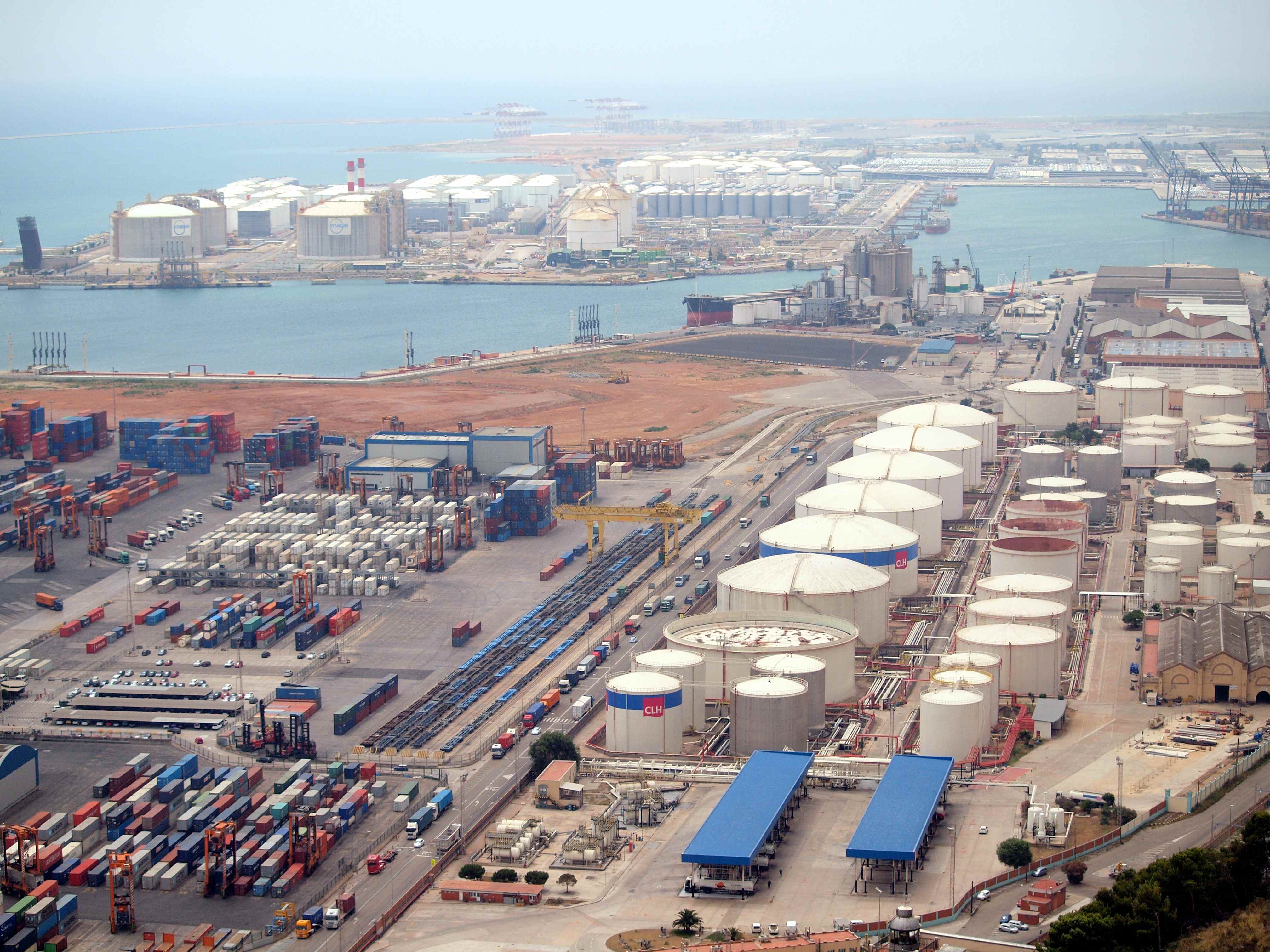 Fomento invertirá 150 millones en el Port de Barcelona hasta el 2021