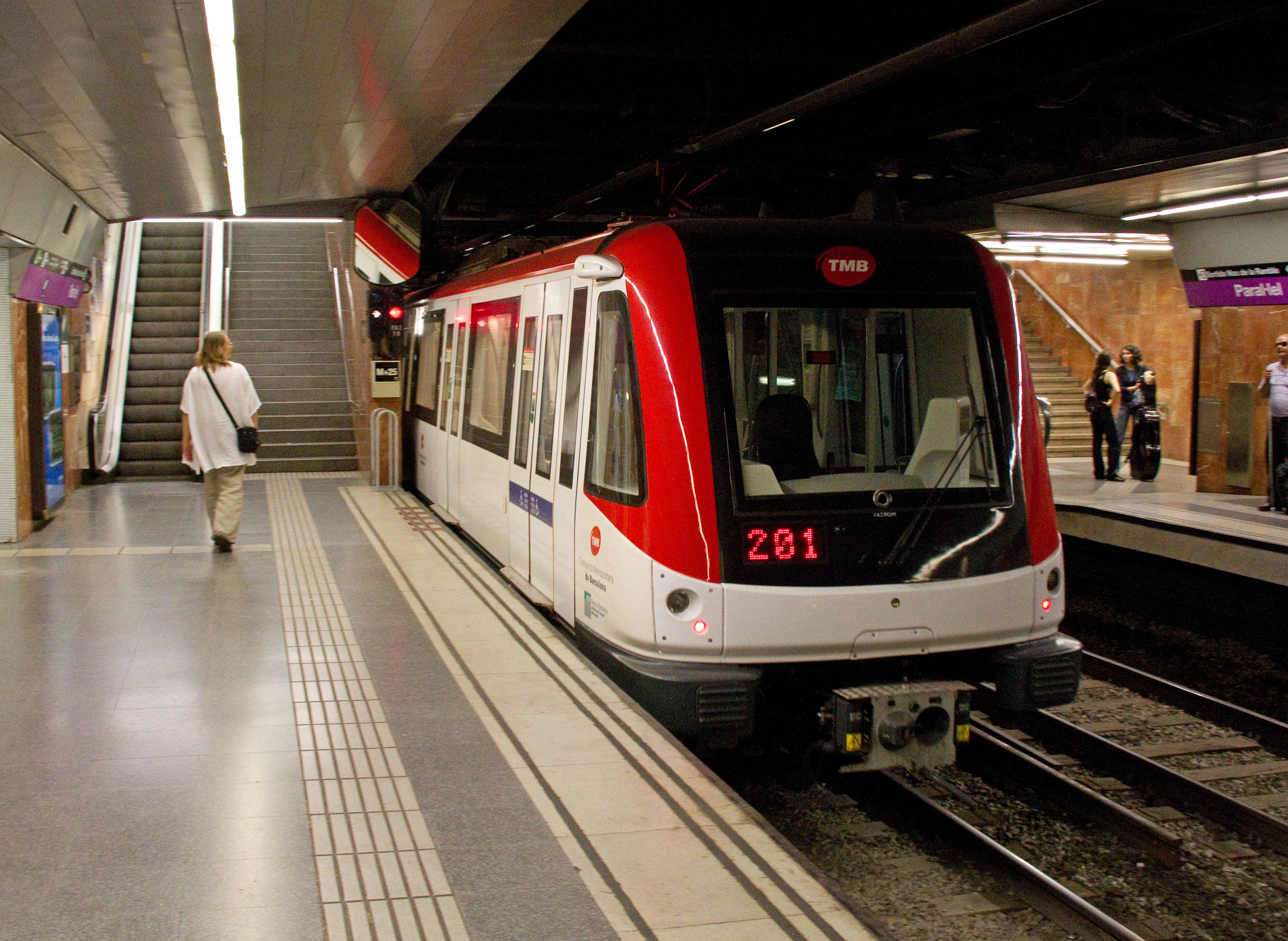 Vandalismo en el metro: un grupo de grafiteros pinta dos vagones en Trinitat Vella