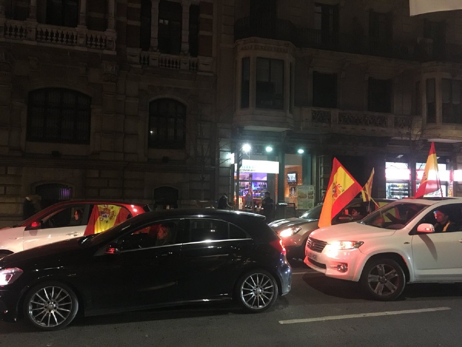 Marxa espanyolista de cotxes al carrer de Balmes de Barcelona