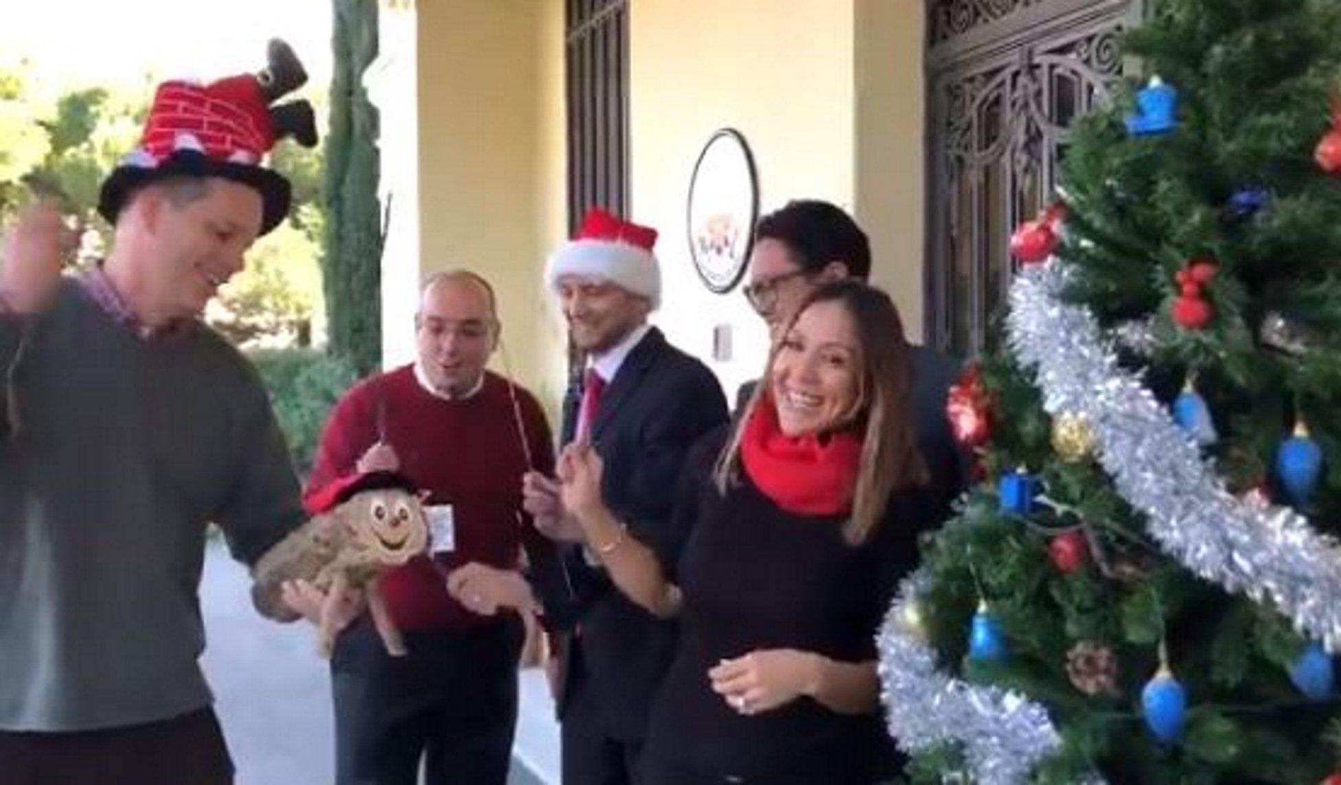 El consulado de EE.UU. felicita la Navidad haciendo cagar el tió