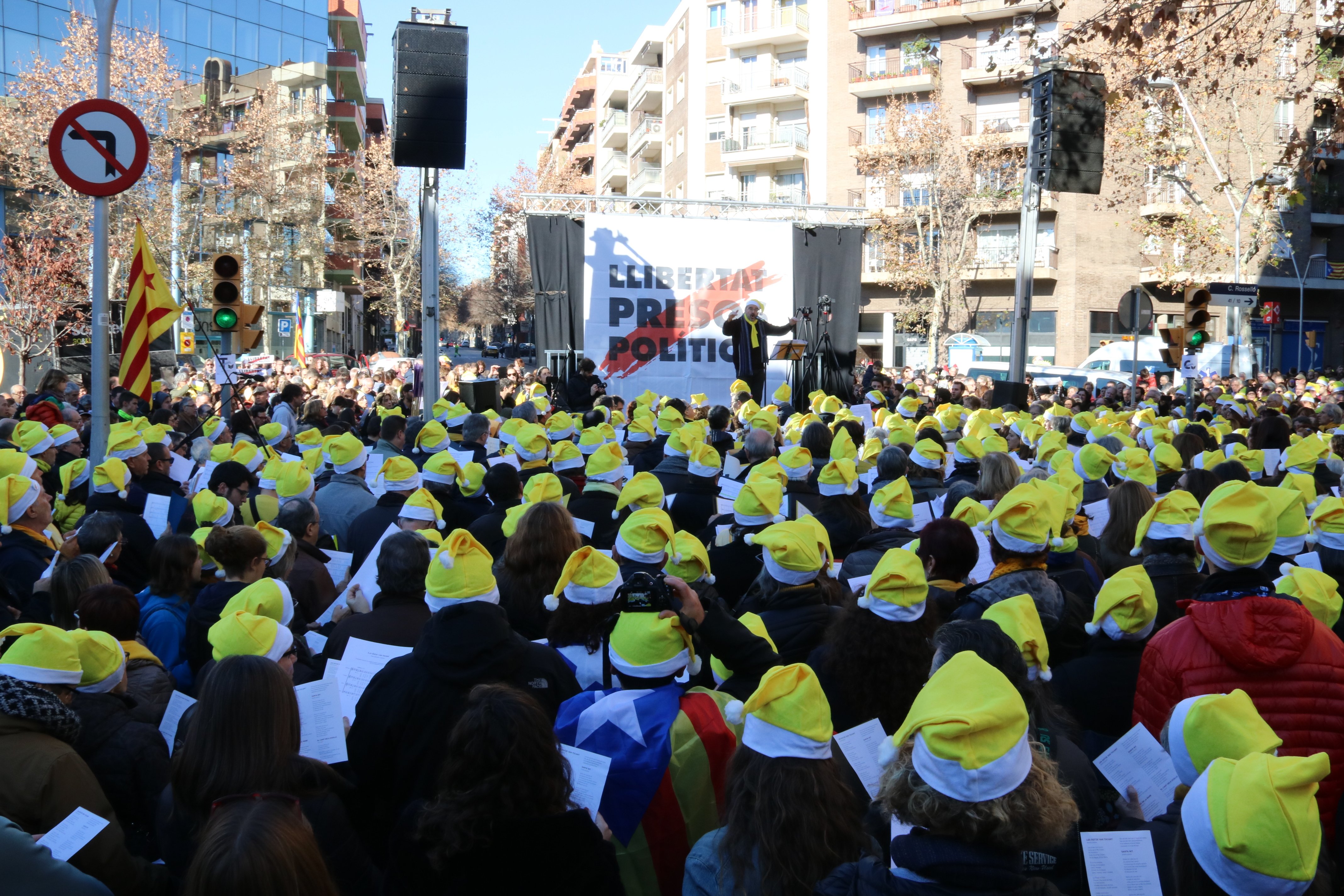 Hundreds sing Christmas carols for Catalan prisoners