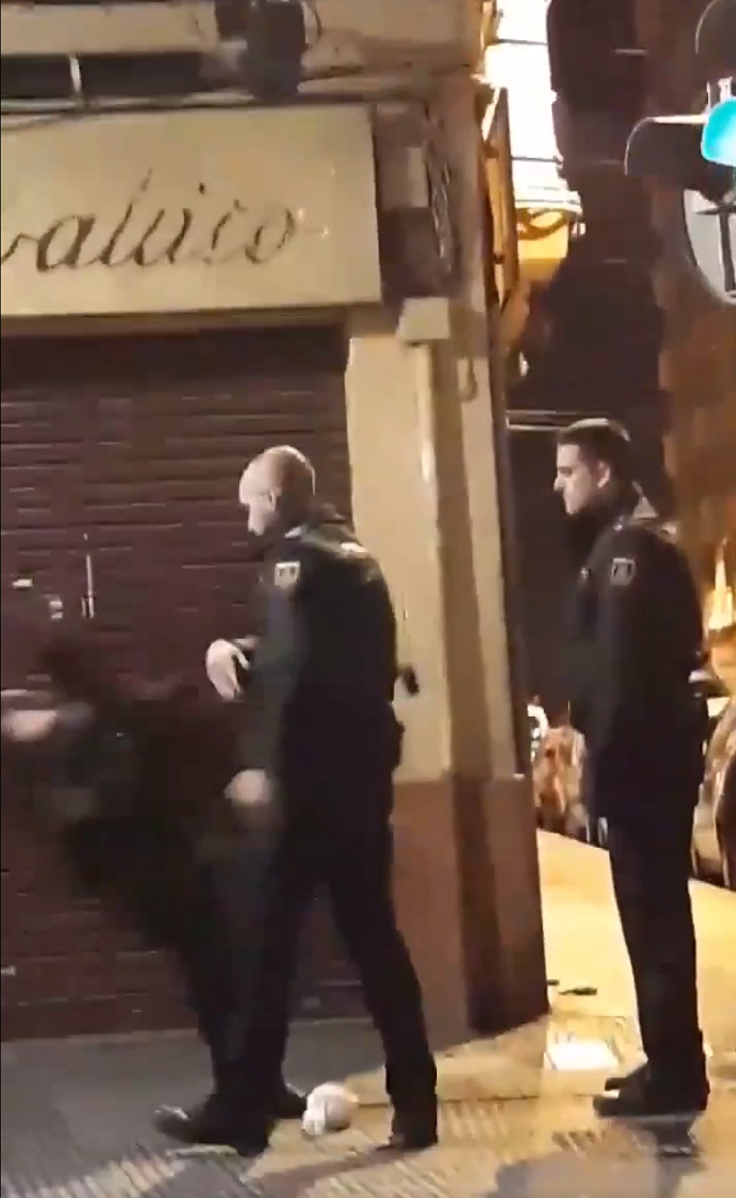 Un policia nacional agredeix una dona a València