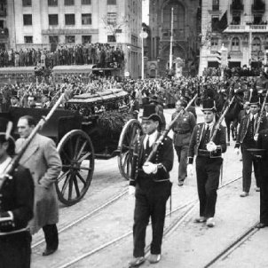 Mor el president Macià, restaurador de la Generalitat. Seguici fúnebre del president. Font Arxiu Nacional de Catalunya