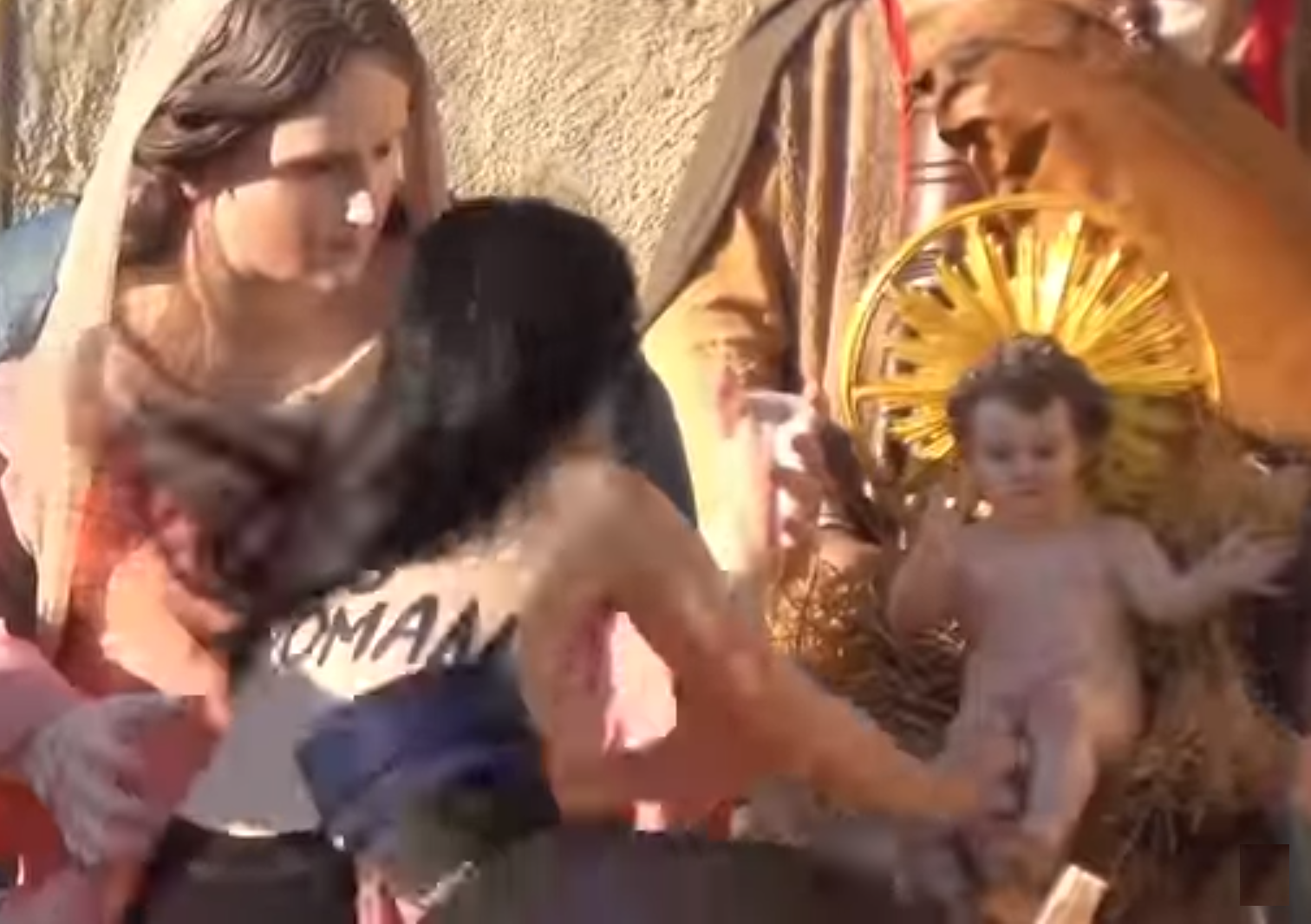 Una activista de Femen intenta llevarse el niño Jesús del belén del Vaticano