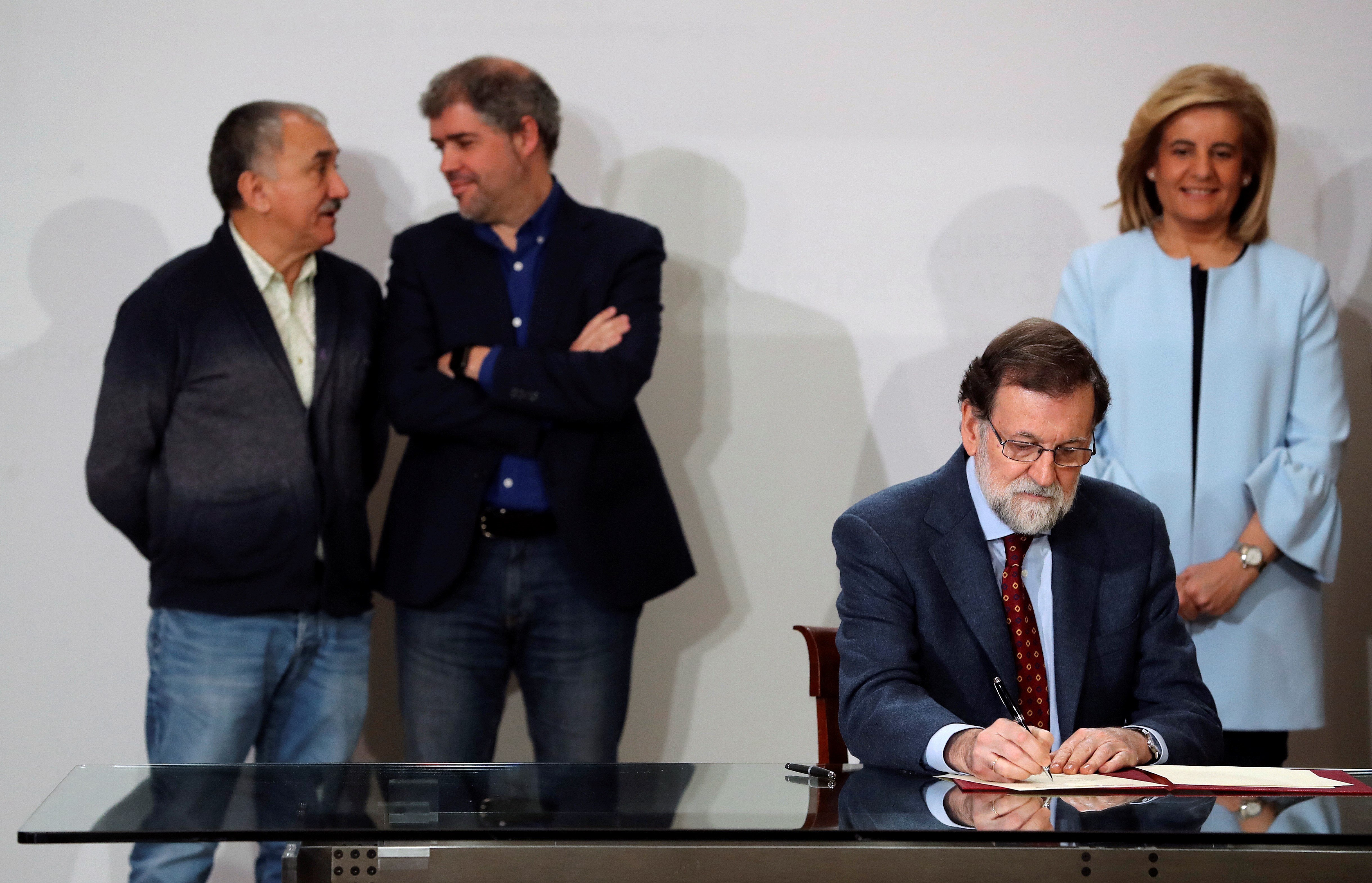 Rajoy firma amb els agents socials un augment del salari mínim del 4% per al 2018
