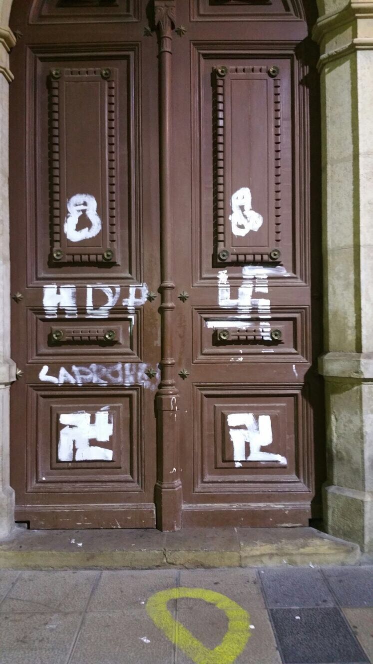 Apareixen pintades nazis a les portes de l'ajuntament de Valls