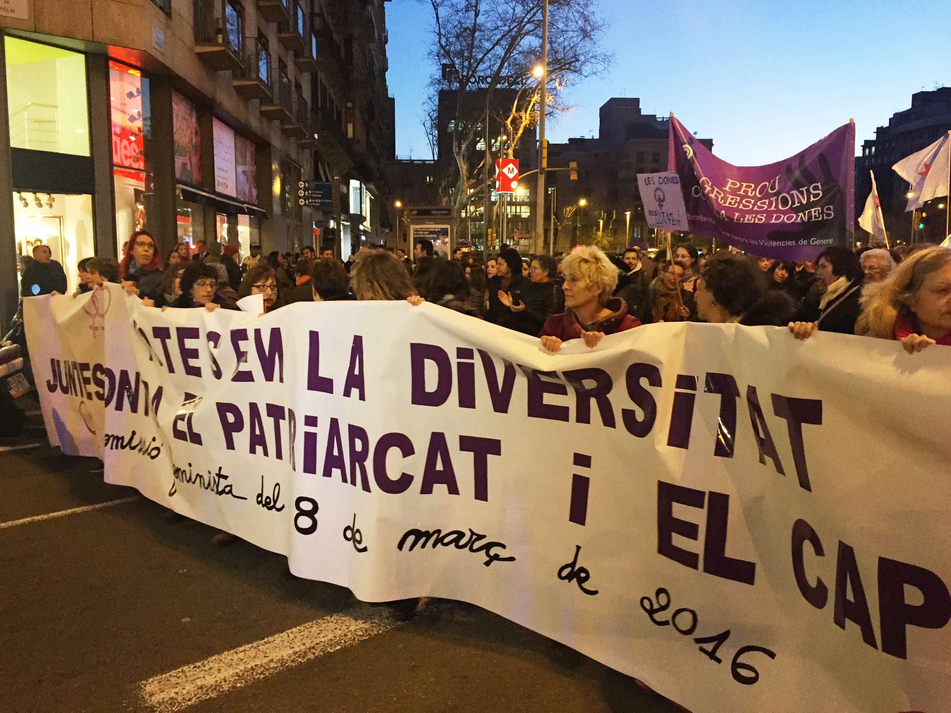 Les dones es reivindiquen al centre de Barcelona