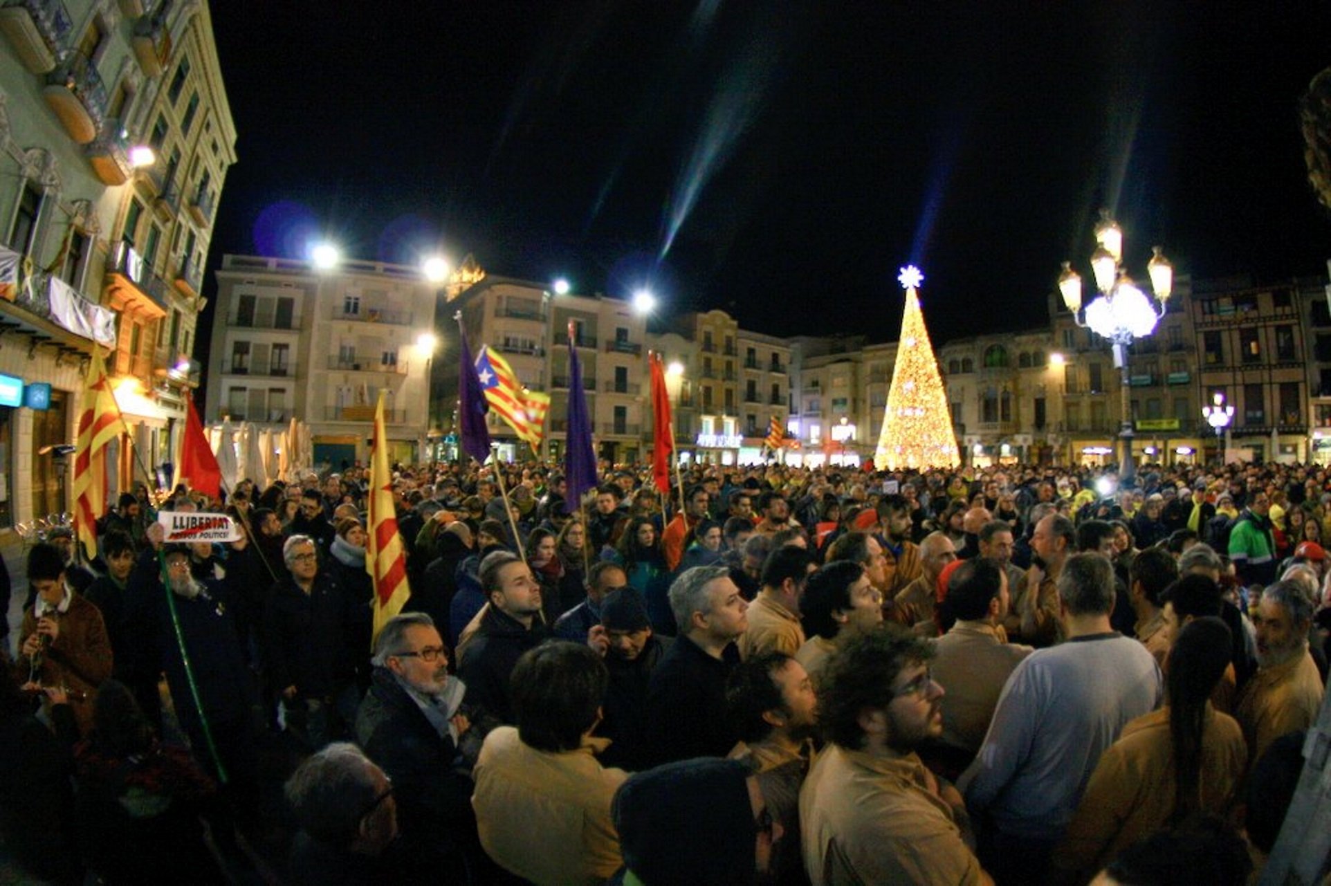 Miles de personas se concentran por los 2 concejales de la CUP detenidos