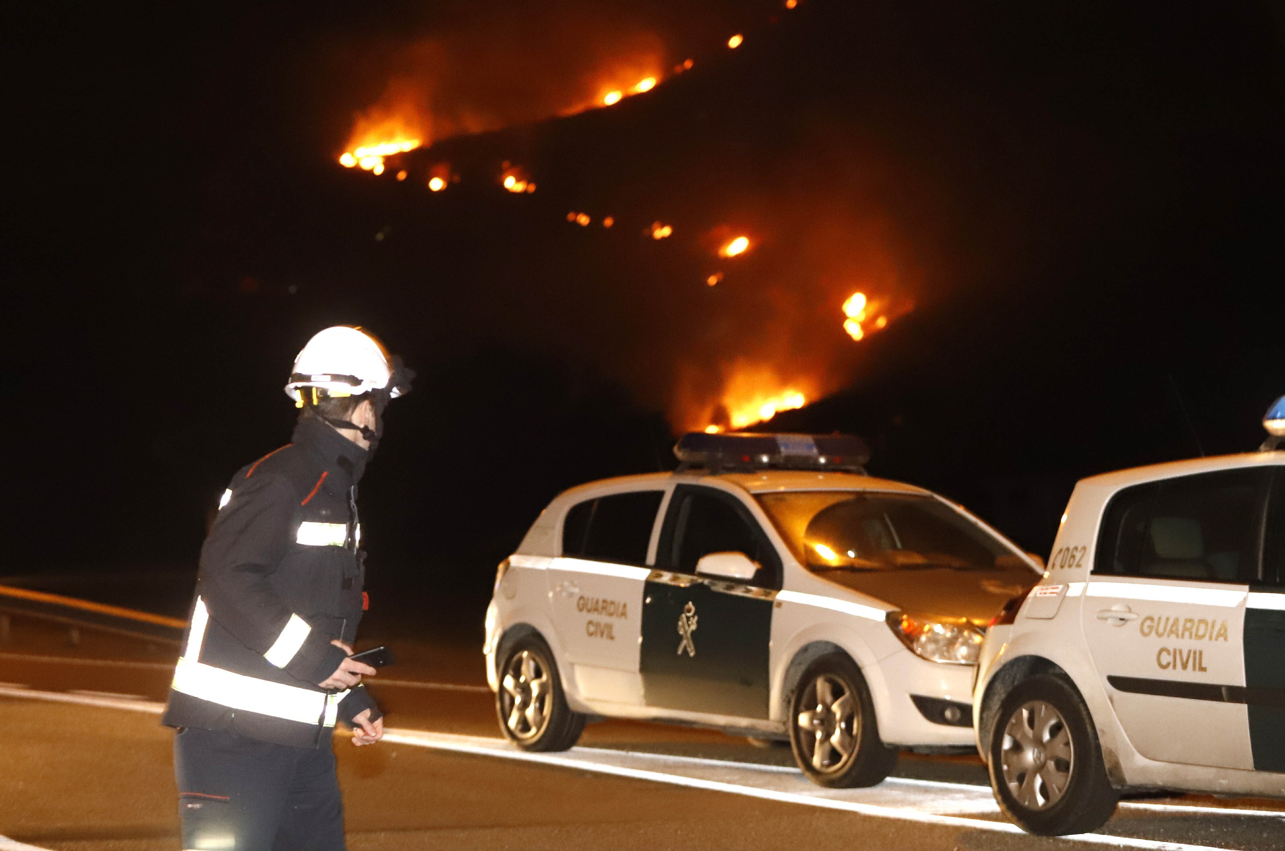 Desalojan 60 viviendas por un incendio en Pollença con fuerte viento