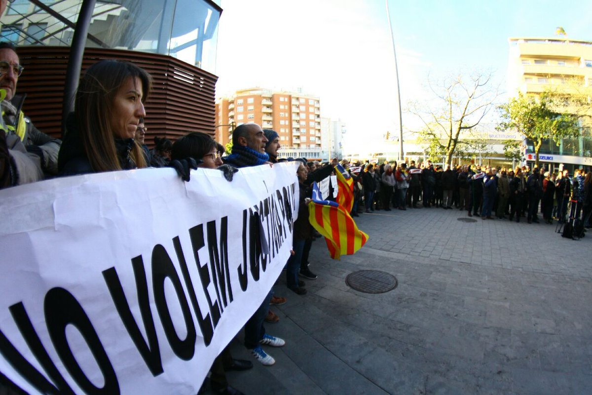 Més d'un centenar de persones es concentren al jutjat de Reus