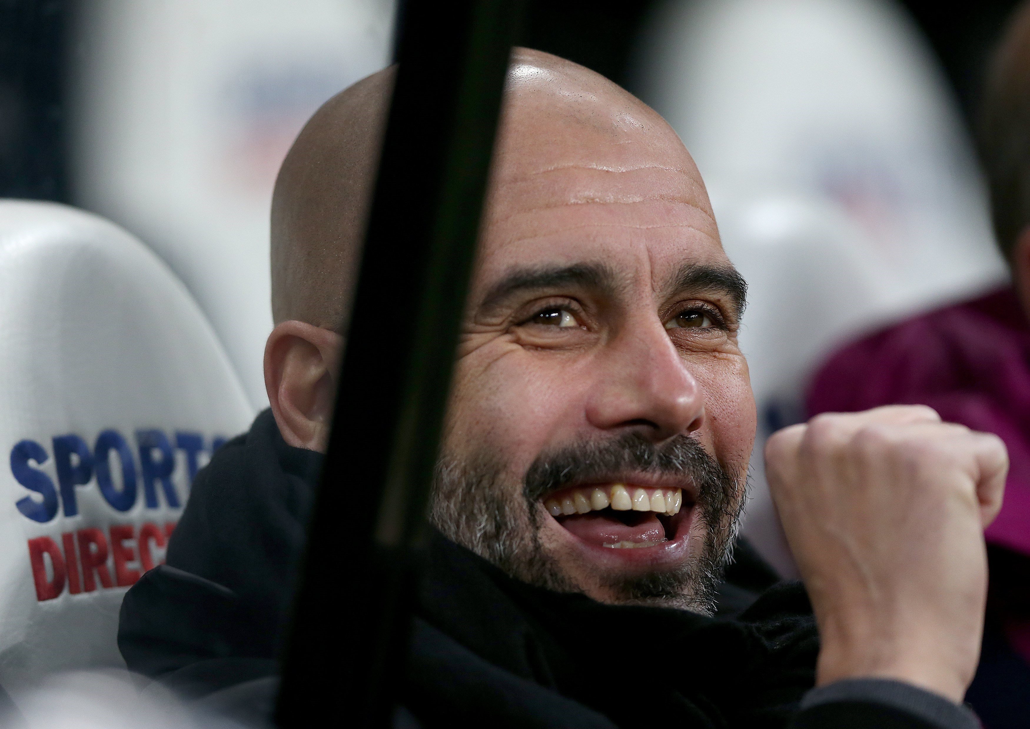 L'afició del City, a Wembley amb els llaços grocs