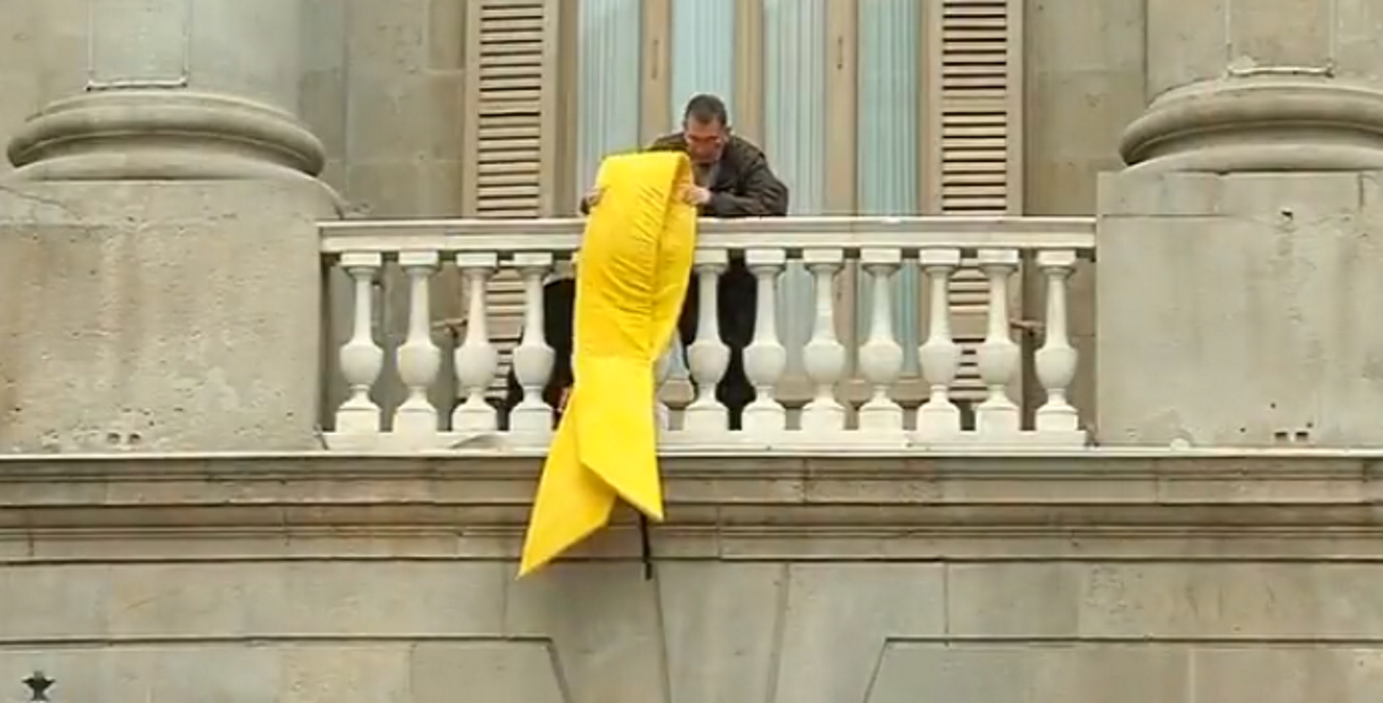 L'Ajuntament de Barcelona penja un llaç groc pels presos polítics