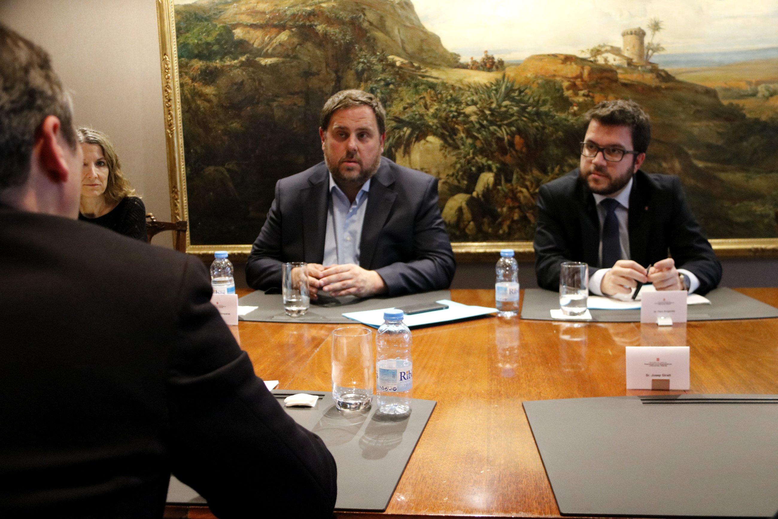 Junqueras y Aragonès exigen fijar fecha y orden del día para la mesa de diálogo