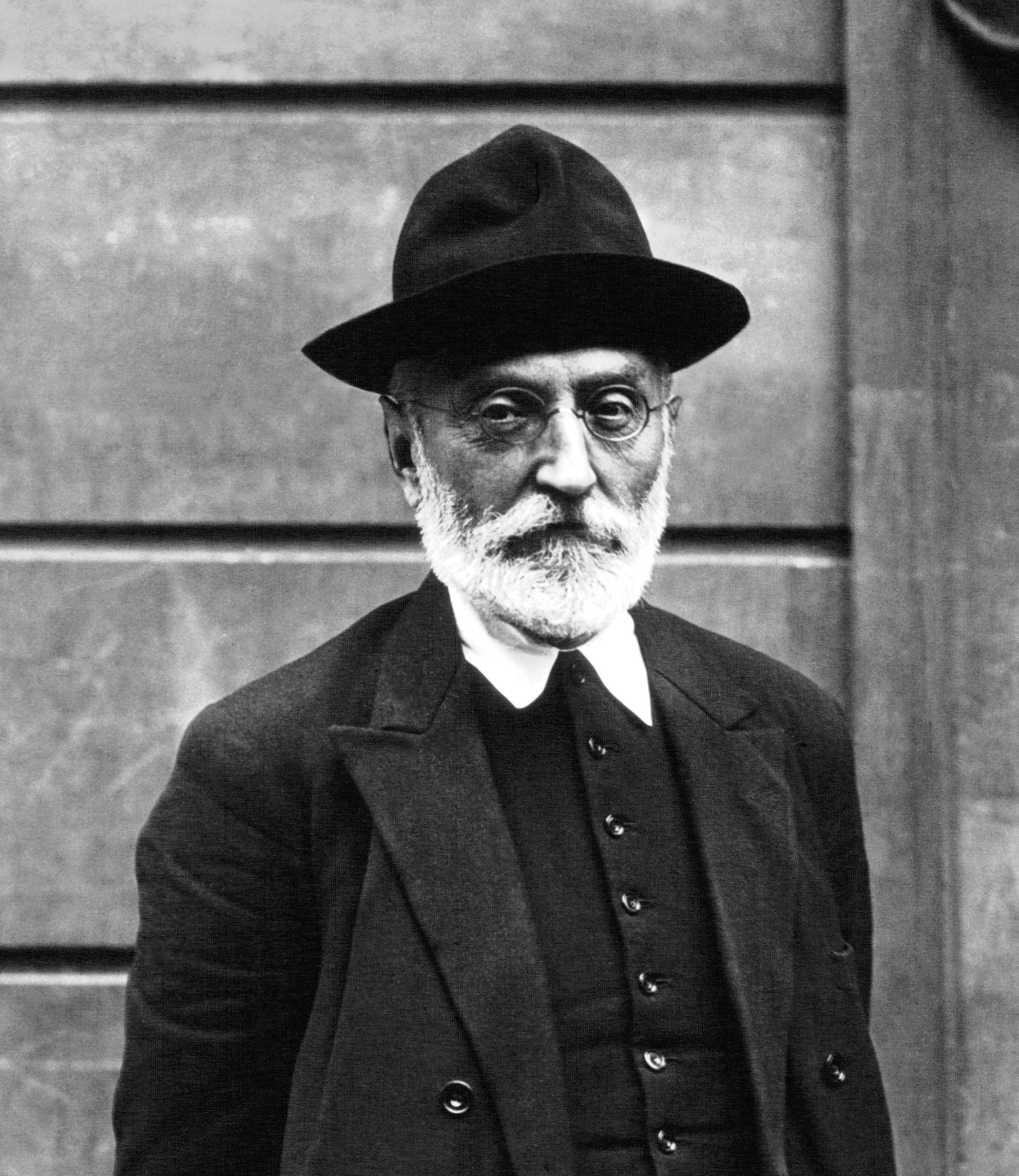 Buscan el monumento perdido de Unamuno en las Chafarinas