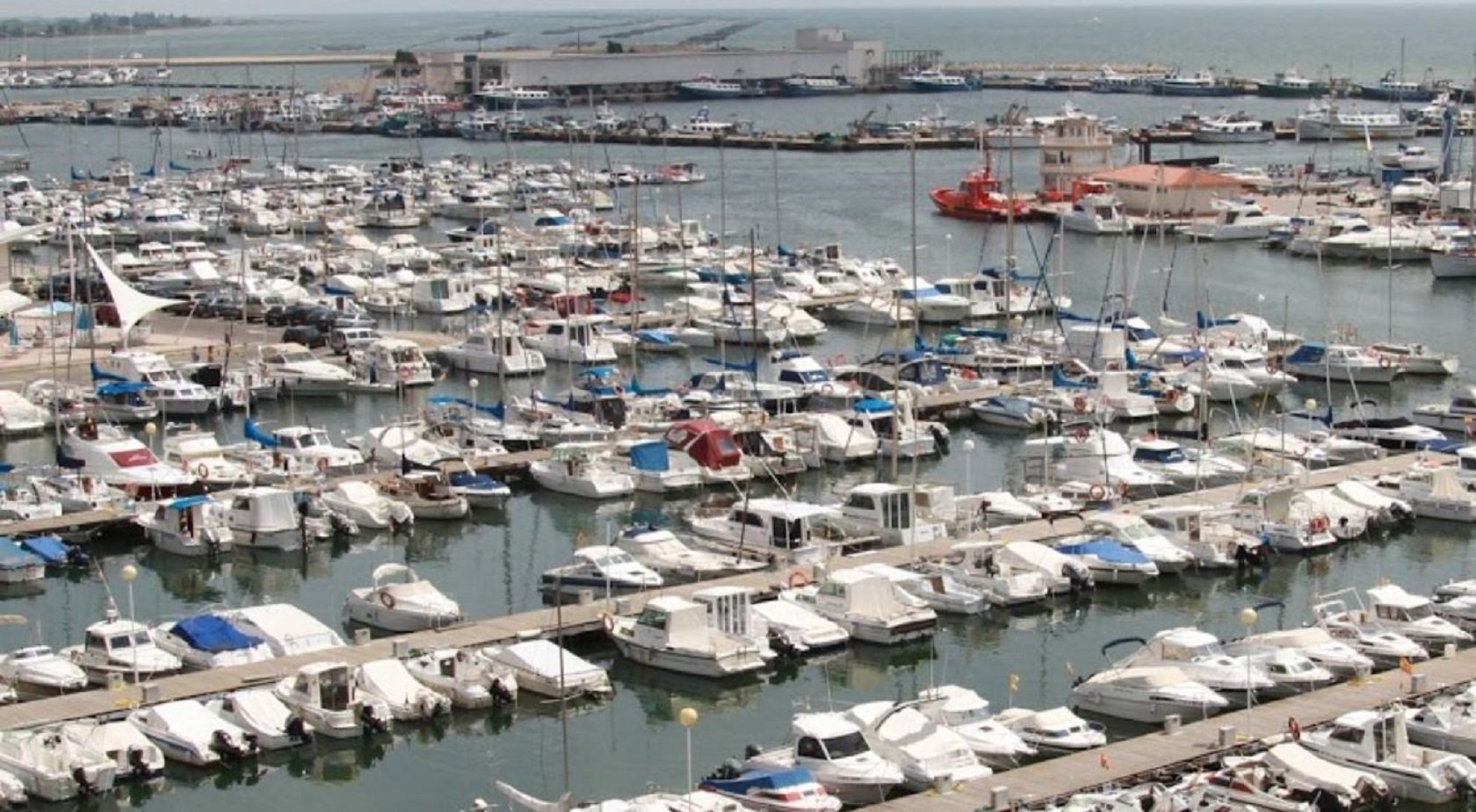 Troben el cos d'una persona surant al port esportiu de Sant Carles de la Ràpita