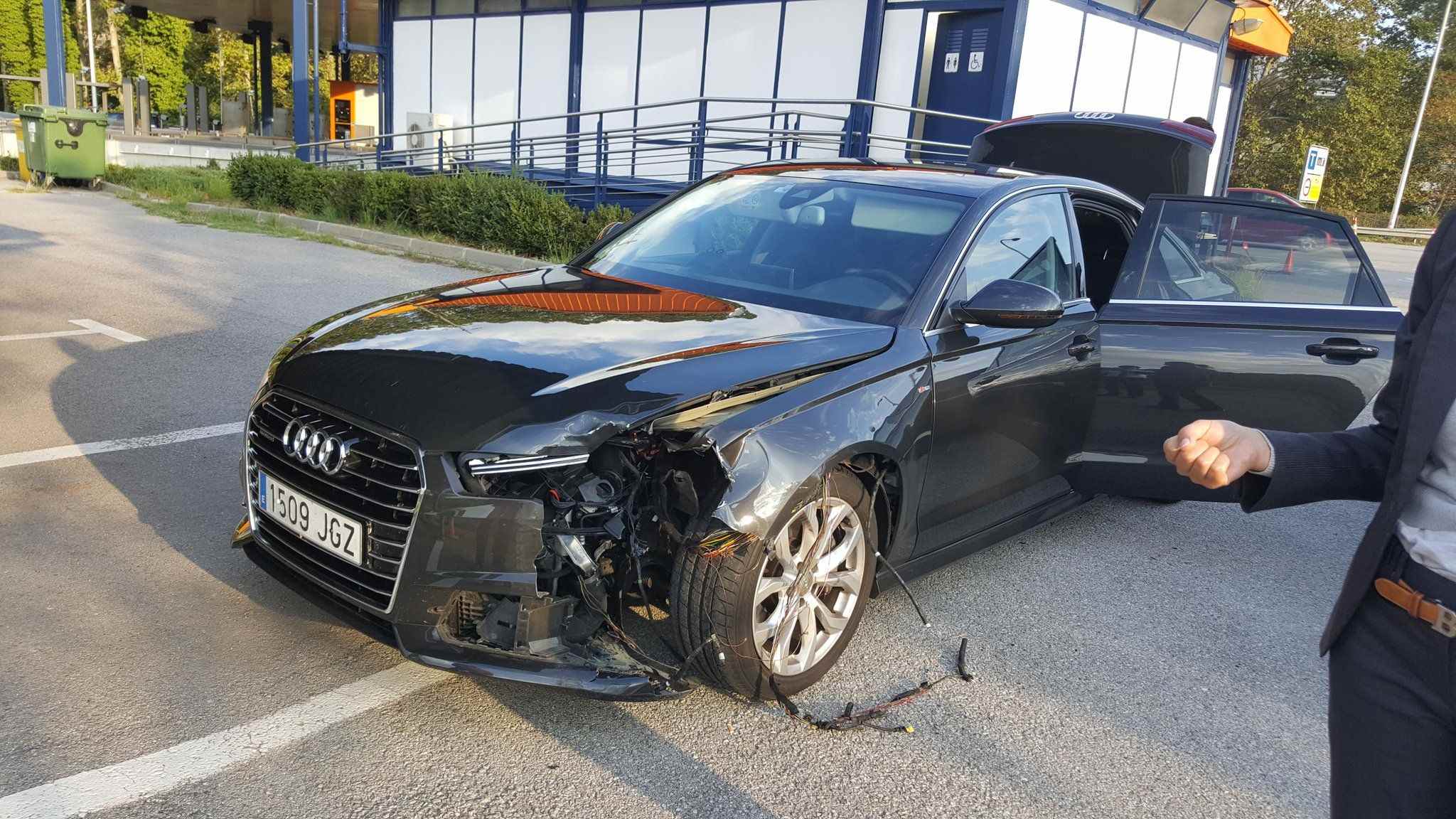 Puigdemont sufre un pequeño accidente con el coche oficial