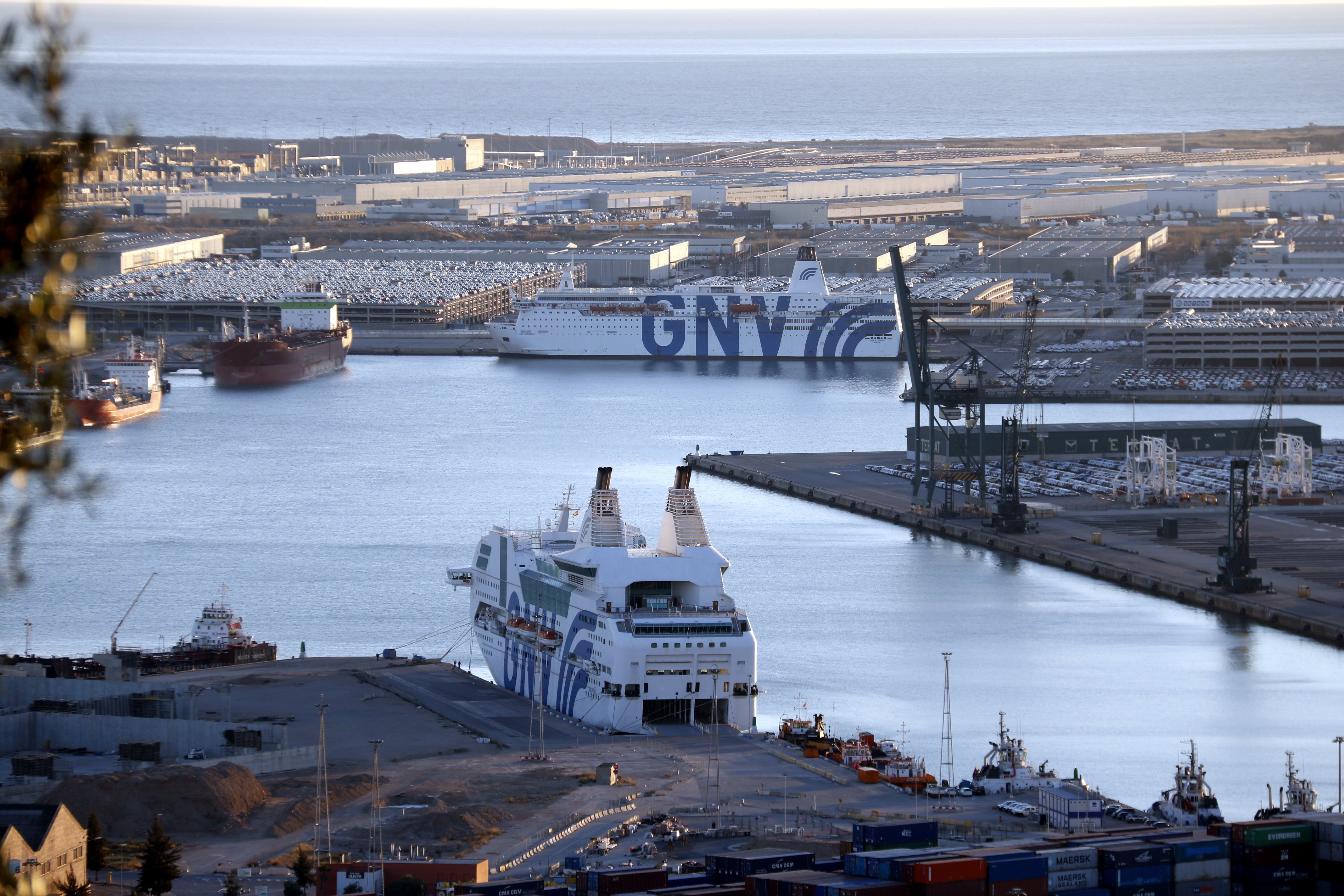 El barco de la policía española GNV Azzurra abandona el puerto de Barcelona