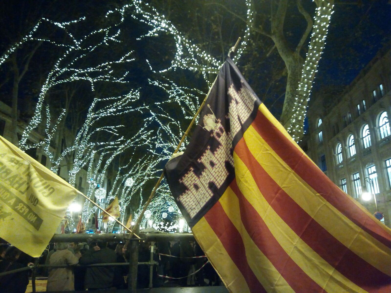 Crits d'"a por ellos" i "sou espanyols" a mallorquins que demanaven la llibertat dels presos