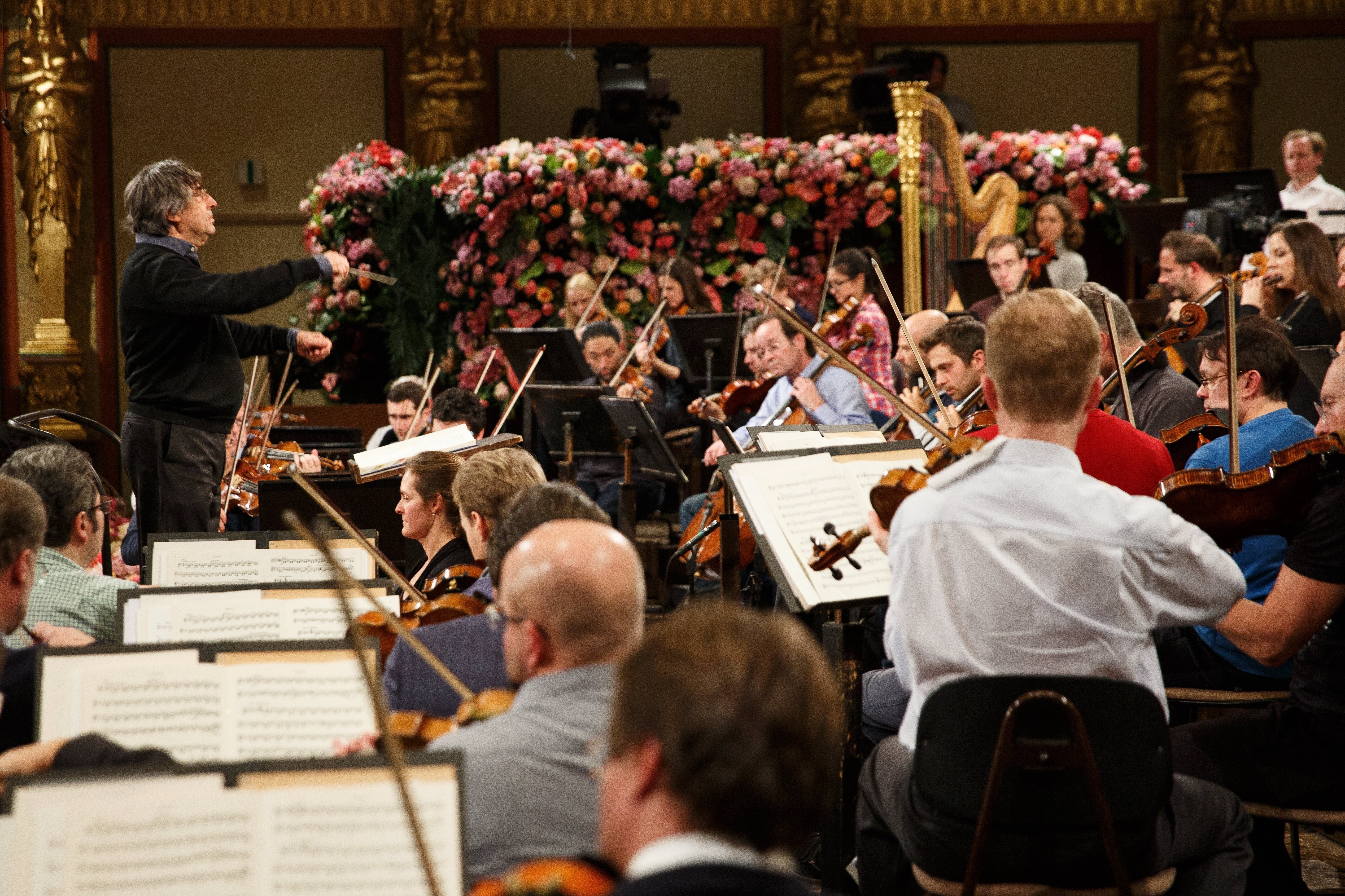 Concierto de Viena: valses y polcas con vestuario de Jordi Roig