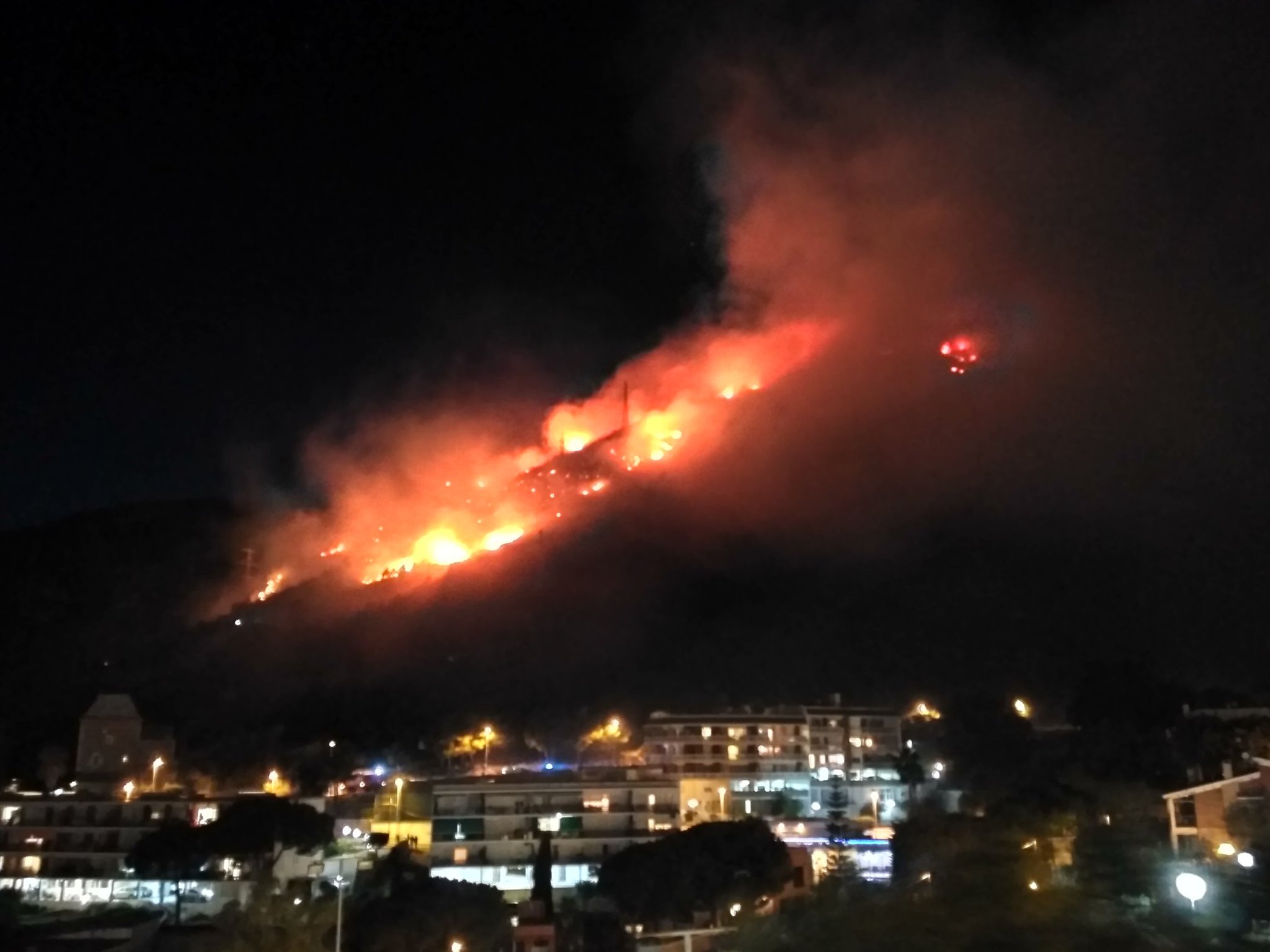 Incendio en una zona forestal de Castelldefels