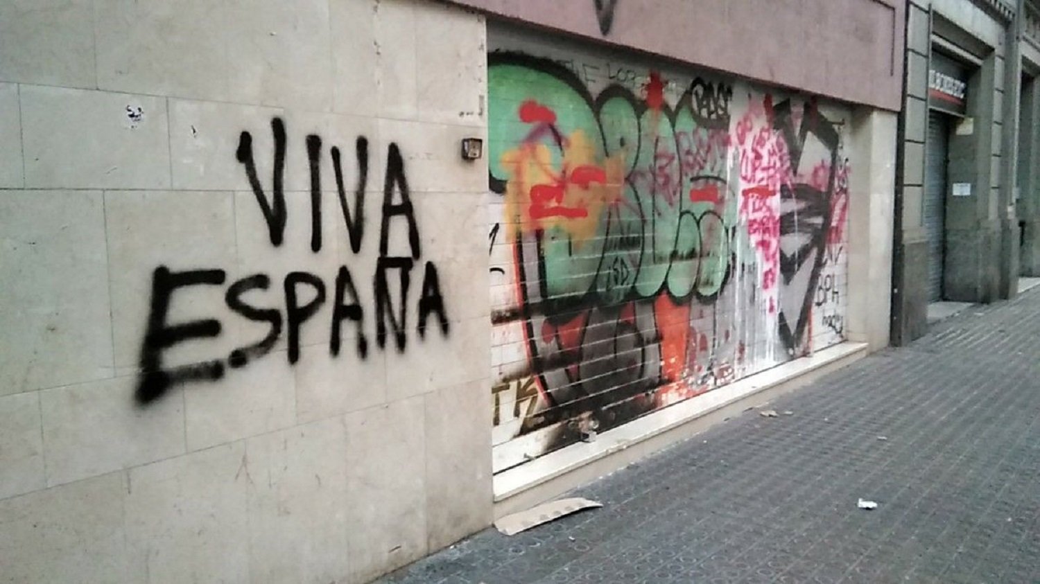 Pintadas españolistas en la sede de la CUP en Barcelona
